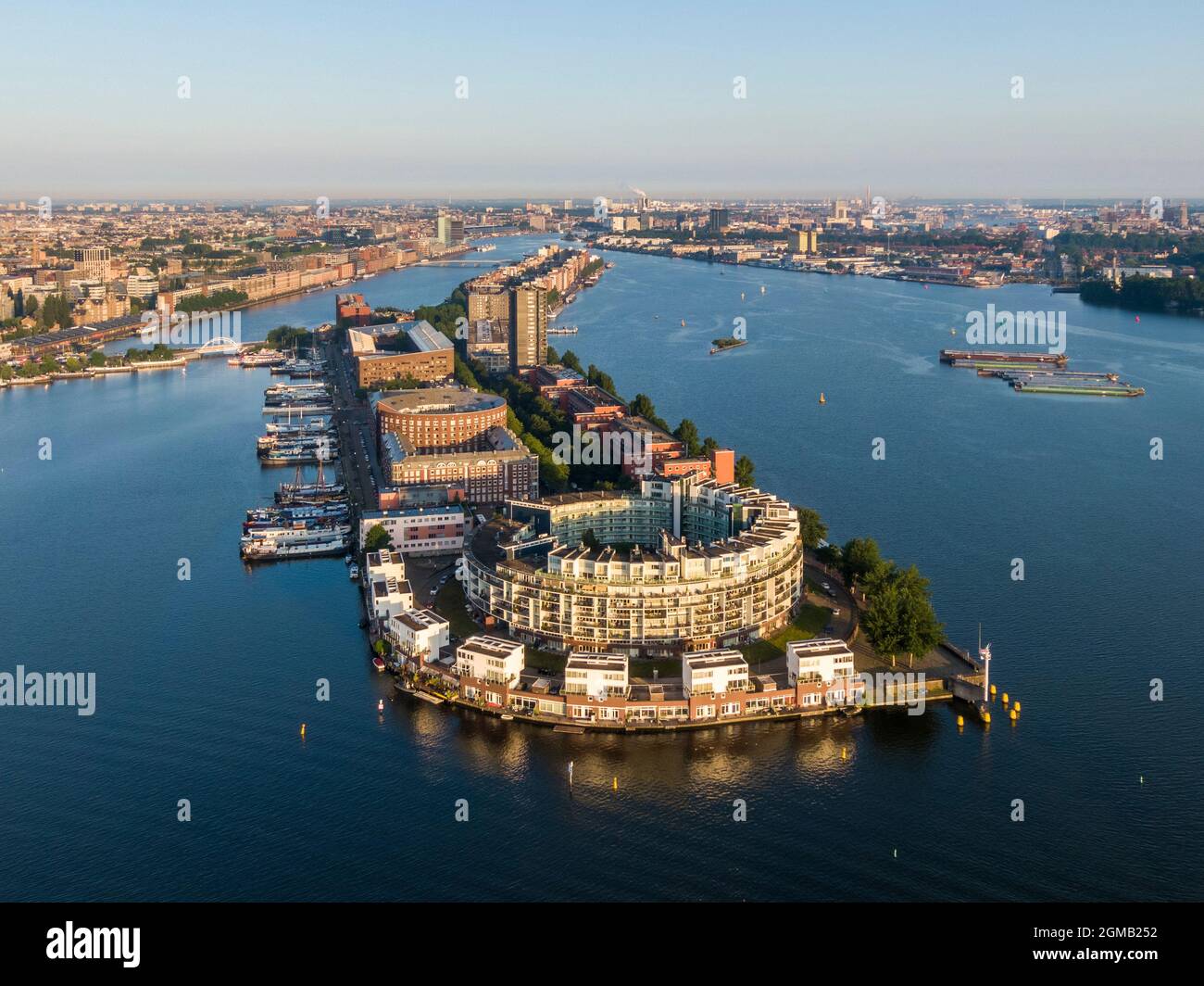 Vista aerea dell'isola di KNSM e dell'edificio Emerald Empire ad Amsterdam Foto Stock