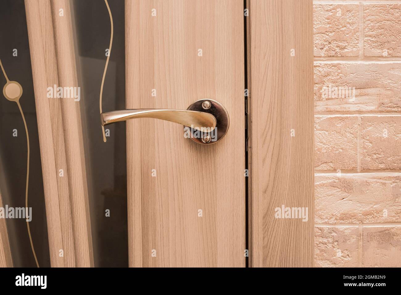 Porta in legno in metallo fatta a mano in camera. Foto Stock
