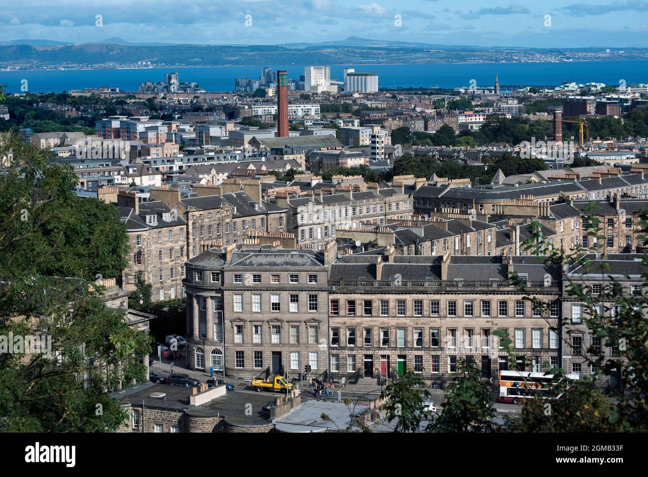 Guardando a nord da Calton Hill a London Road e sui tetti di Leith fino al Firth of Forth, Edimburgo, Scozia, Regno Unito. Foto Stock