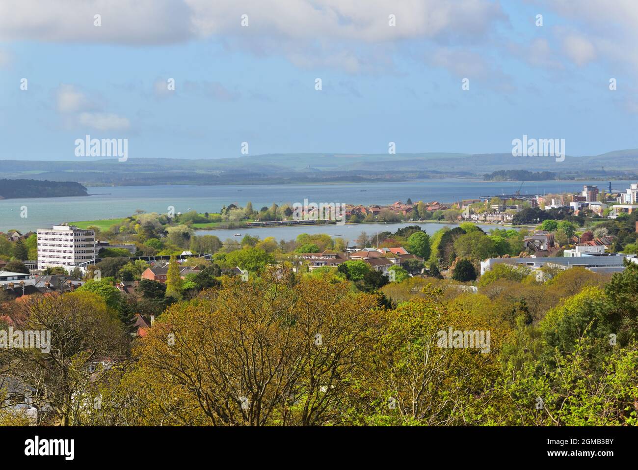 Vista sul lago di Poole Park e sul porto di Poole, con le colline di Purbeck sullo sfondo Foto Stock