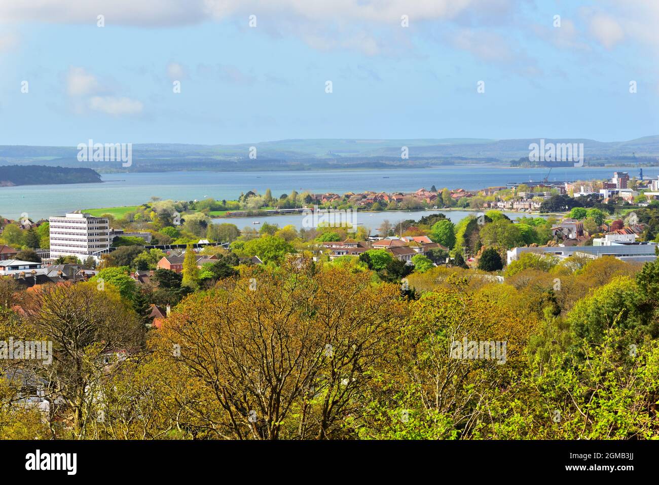 Vista sul lago di Poole Park e sul porto di Poole, con le colline di Purbeck sullo sfondo Foto Stock