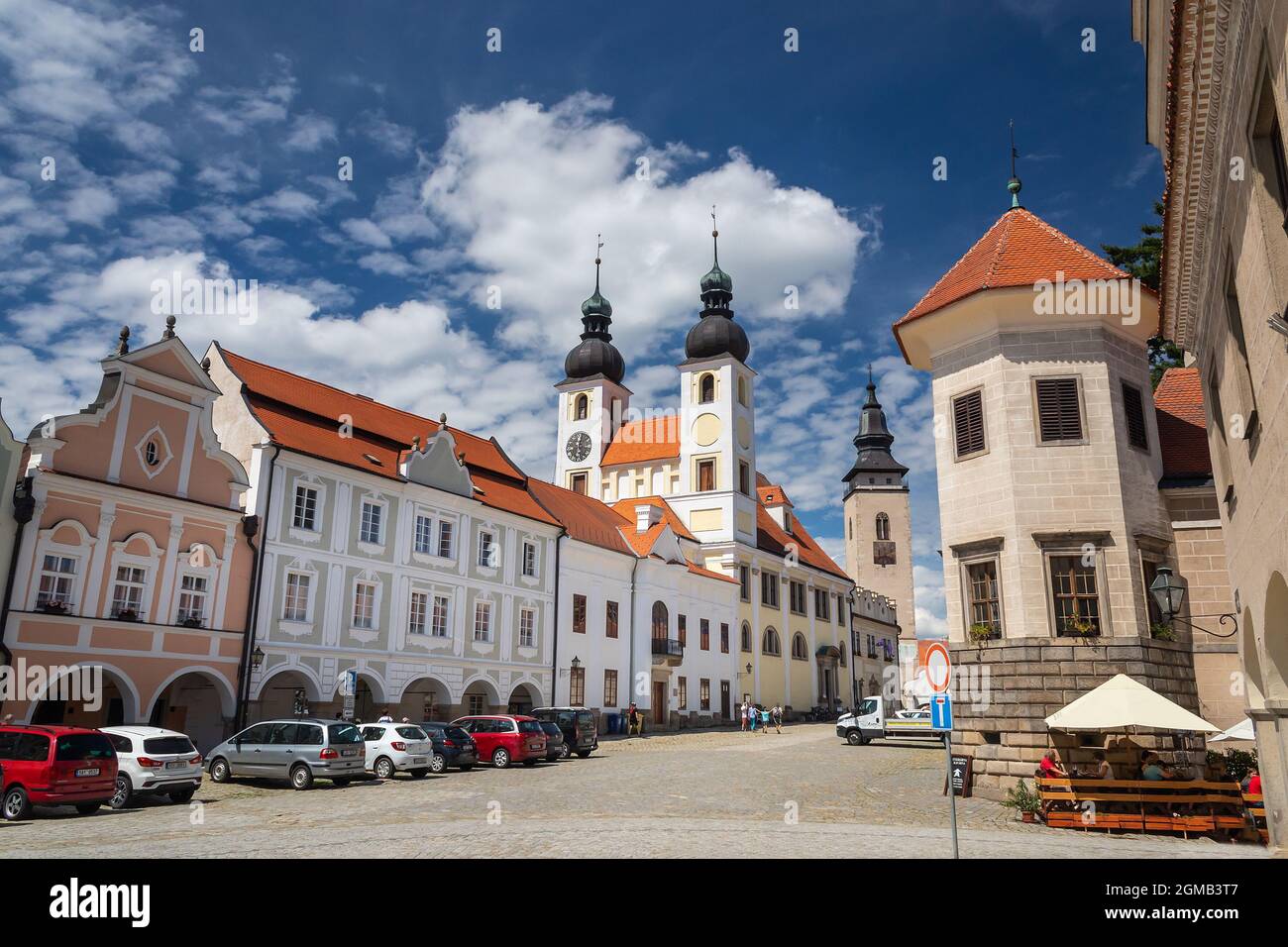 Telc paesaggio urbano in repubblica Ceca, vista sulla strada della Chiesa del nome di Gesù Foto Stock