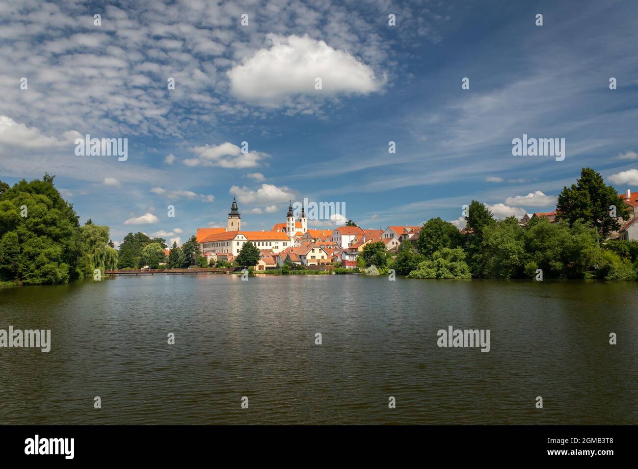 Telc paesaggio urbano in repubblica Ceca, sullo sfondo Chiesa del nome di Gesù, in primo piano stagno Ulicky Foto Stock