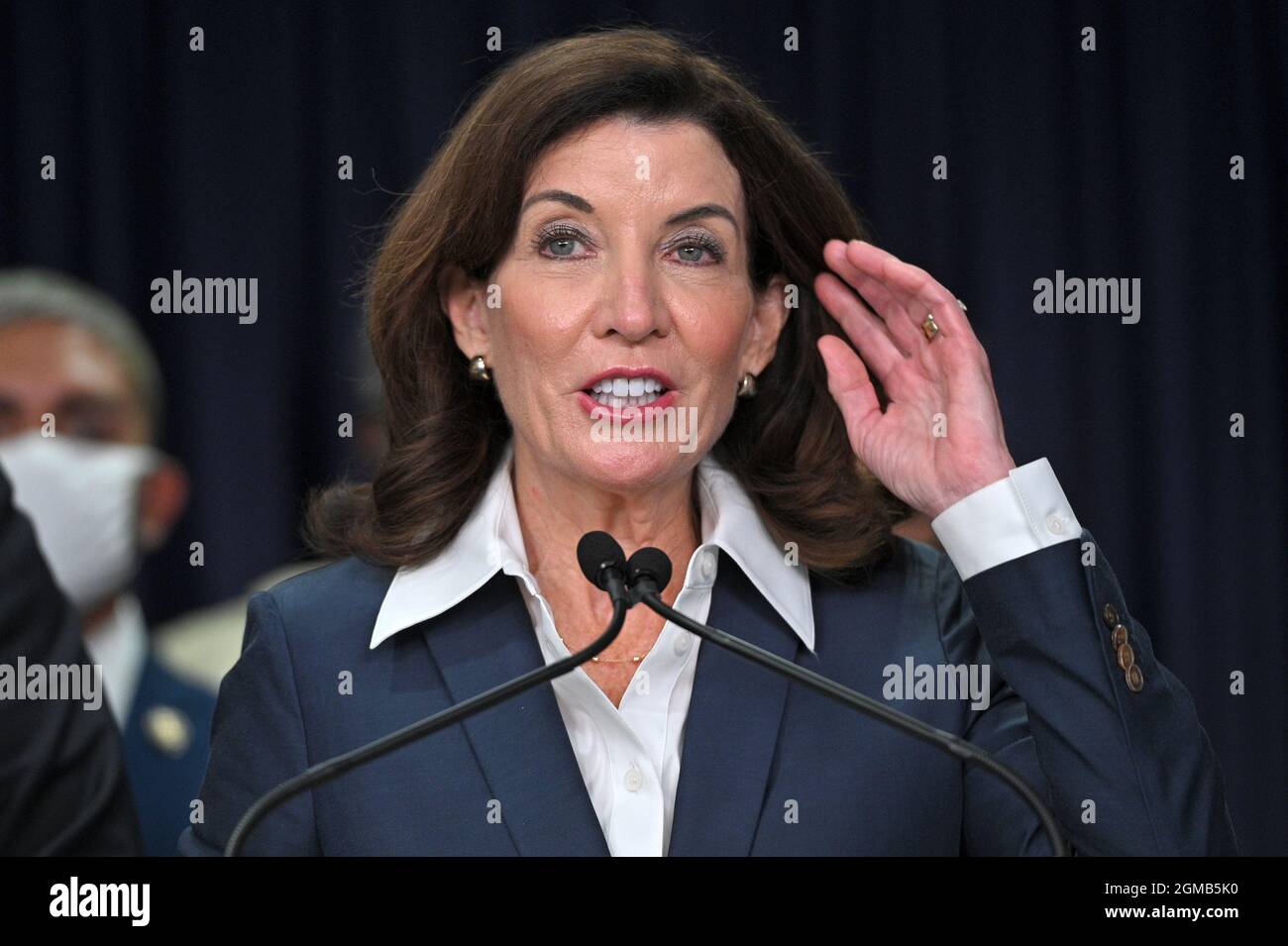 New York Gov. Kathy Hochul parla a una conferenza stampa per annunciare e poi firmare la legge 'meno è più' durante le cerimonie al suo ufficio di Manhattan, alla presenza dei procuratori locali del Distretto e recentemente selezionato Lt Governatore di New York Brian Benjamin (cravatta viola), a New York, 17 settembre 2021. Il disegno di legge firmato da Gov. Hochul autorizza il rilascio di 191 detenuti dalla prigione di Rikers Island, in quanto i newyorkesi potranno evitare il periodo di detenzione per la maggior parte delle violazioni non violente delle parole ai sensi di una nuova legge in vigore nel marzo 2022; la misura è intesa a ridurre le persone incarcerate per violazione tecnica delle parole Foto Stock