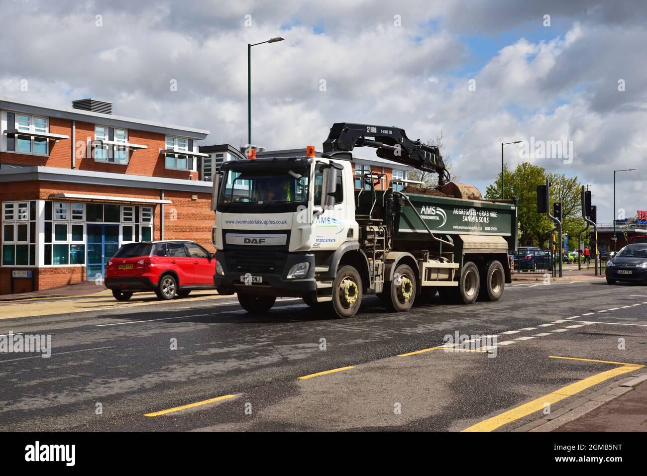 Un camion ribaltabile aggregato che passa attraverso un sobborgo di Bournemouth Foto Stock