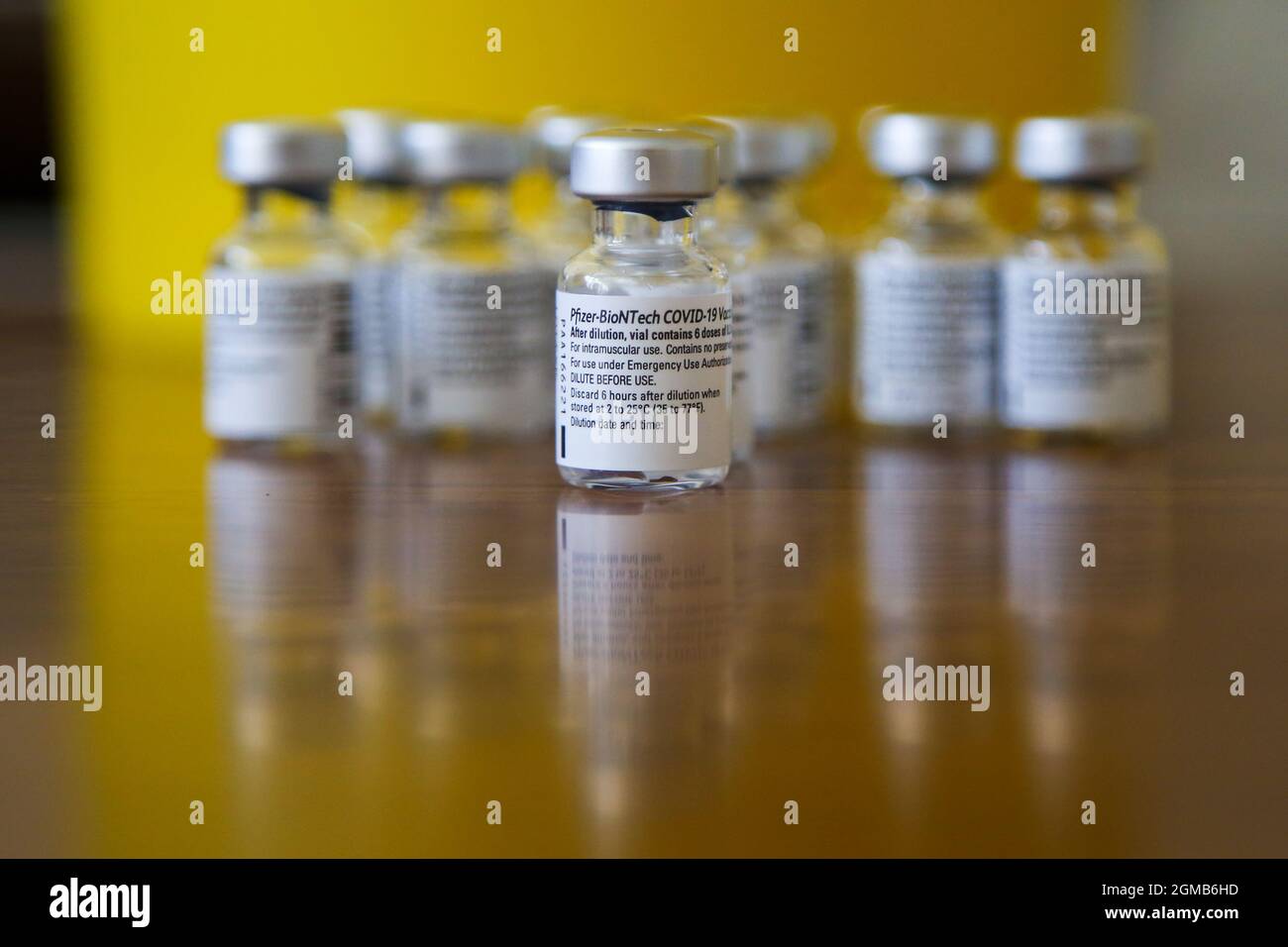 Durante la vaccinazione si osservano fiale contenenti il vaccino Pfizer Covid-19 in un centro di vaccinazione.il personale sanitario nazionale e di assistenza sociale di Frontline, le persone di età uguale o superiore a 50 anni e quelle di età uguale o superiore a 16 anni con condizioni di salute sono ammissibili a una dose del vaccino Pfizer, O una mezza dose di vaccino Moderna come booster jab Covid-19 sono lanciati nel Regno Unito. (Foto di Dinendra Haria / SOPA Images/Sipa USA) Foto Stock