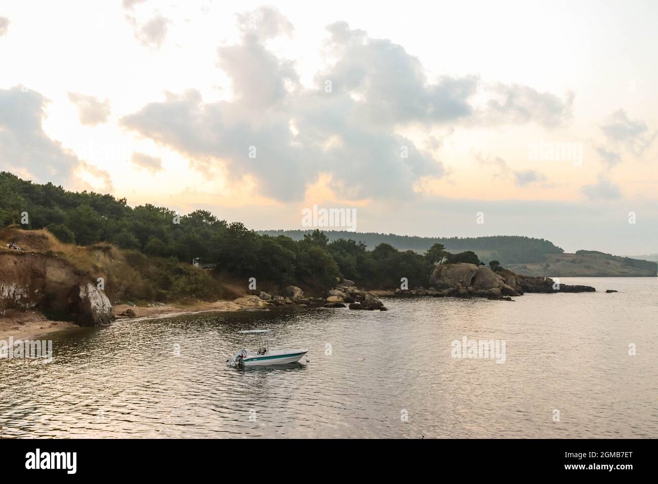 Inverno, mare, nuvole di tempesta, erba secca, barca, paesaggio costiero, clima freddo, scena nautica, bellezza costiera, paesaggio naturale, atmosfera invernale, vista sull'oceano, Foto Stock