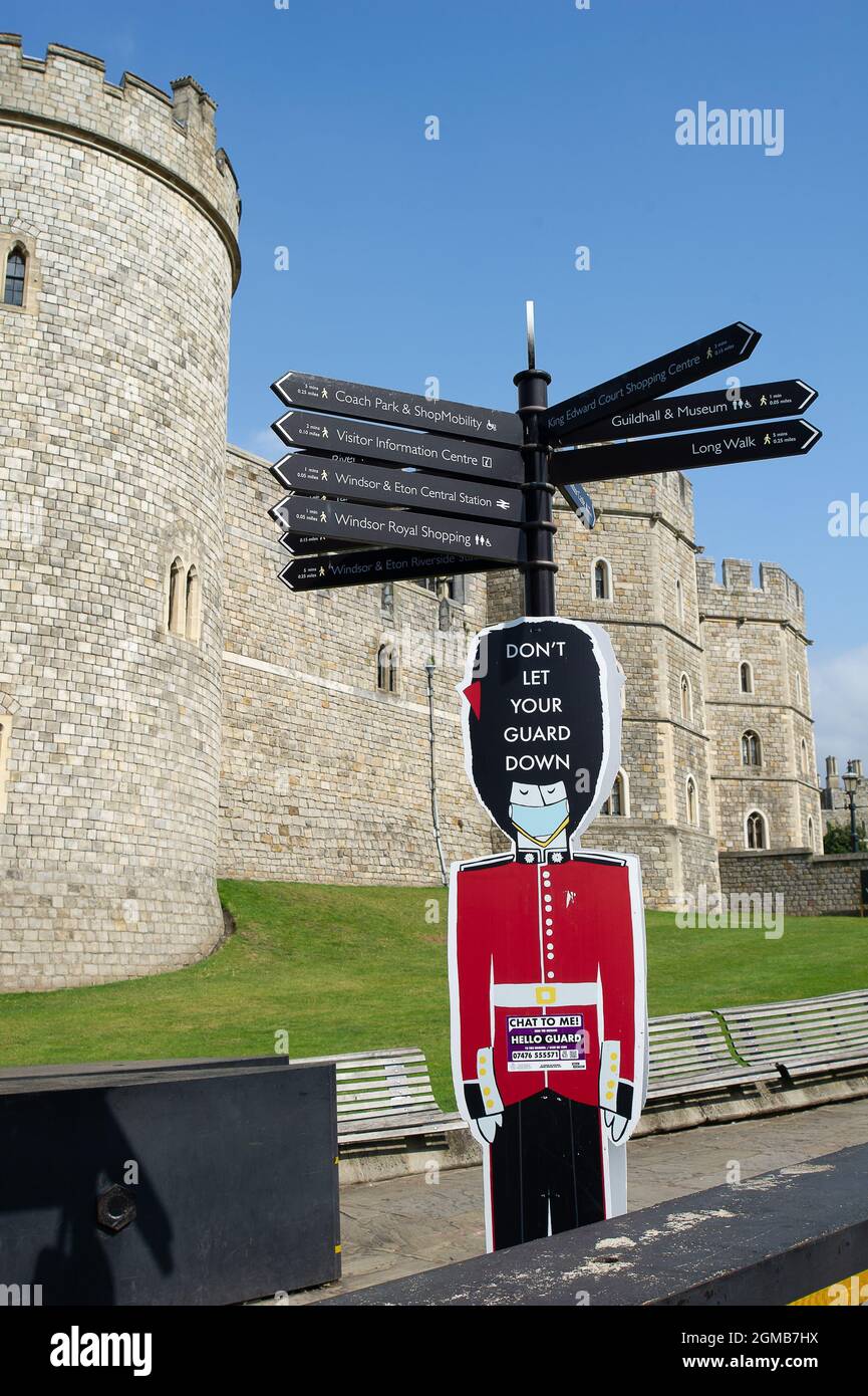 Windsor, Berkshire, Regno Unito. 15 settembre 2021. Covid-19 non lasciare che le indicazioni della guardia restino fuori dal Castello di Windsor. Il numero di casi positivi di Covid-19 nel Royal Borough di Windsor per 100,000 persone nei sette giorni fino al 10 settembre incluso rispetto alla settimana precedente sono 345, in calo rispetto a 387. Secondo l'ultimo piano governativo A, le persone non vaccinate saranno incoraggiate ad essere zollate, i vaccini saranno offerti a bambini di età compresa tra 12 e 15 anni e i jab di richiamo saranno lanciati a più di 50 anni. Credit: Maureen McLean/Alamy Foto Stock