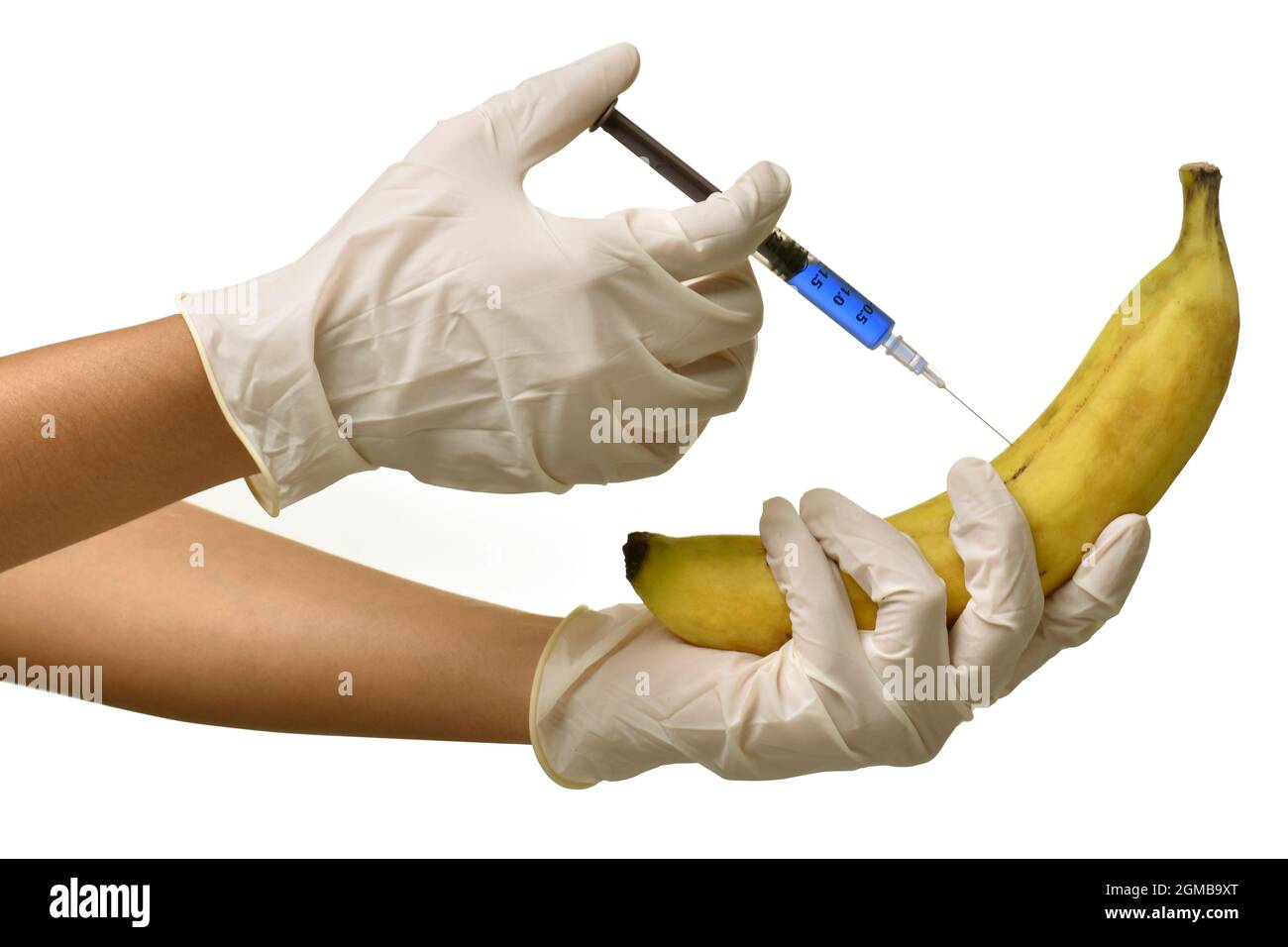 I pesticidi, scienziato iniezione di liquido dalla siringa nel banana- alimenti geneticamente modificati concetto Foto Stock