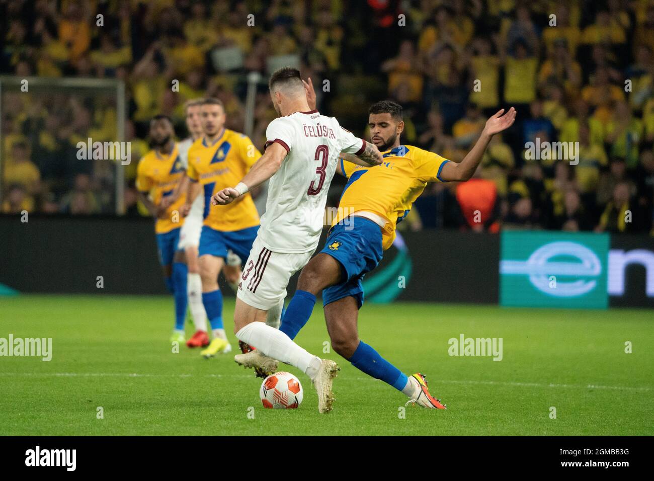 Broendby, Danimarca. 16 settembre 2021. Anis ben Slimane (25) di Broendby IF e Ondrej Celustka (3) di Sparta Praga visto durante la partita della UEFA Europa League tra Broendby IF e Sparta Prague allo stadio Broendby di Broendby a Broendby. (Photo credit: Gonzales Photo - Gaston Szerman). Foto Stock