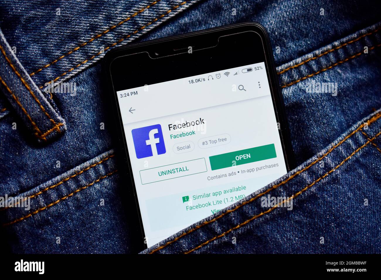 Delhi, india, 13 maggio 2019: applicazione facebook su mobile in jeans Pocket, app facebook. Foto Stock