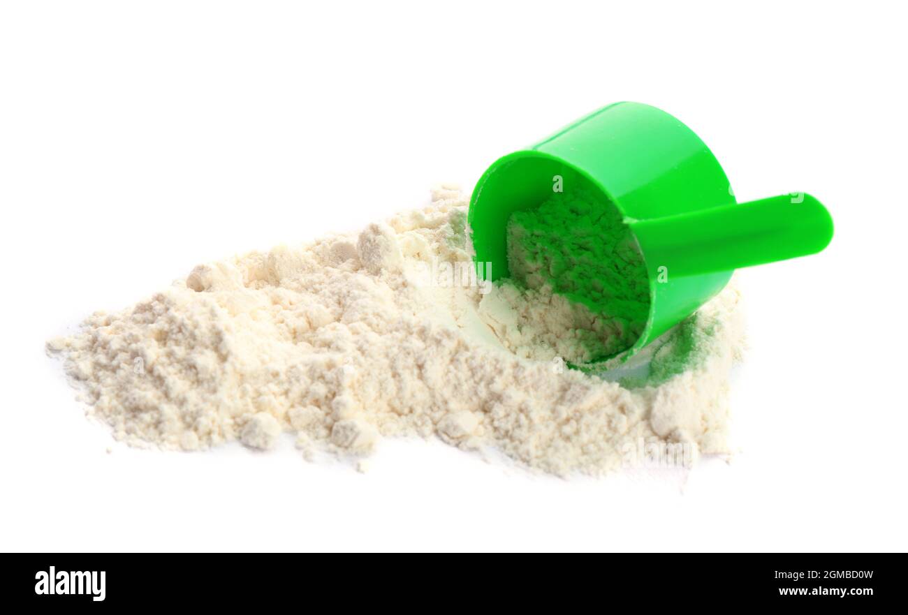 Misurino con proteine in polvere su sfondo bianco Foto stock - Alamy