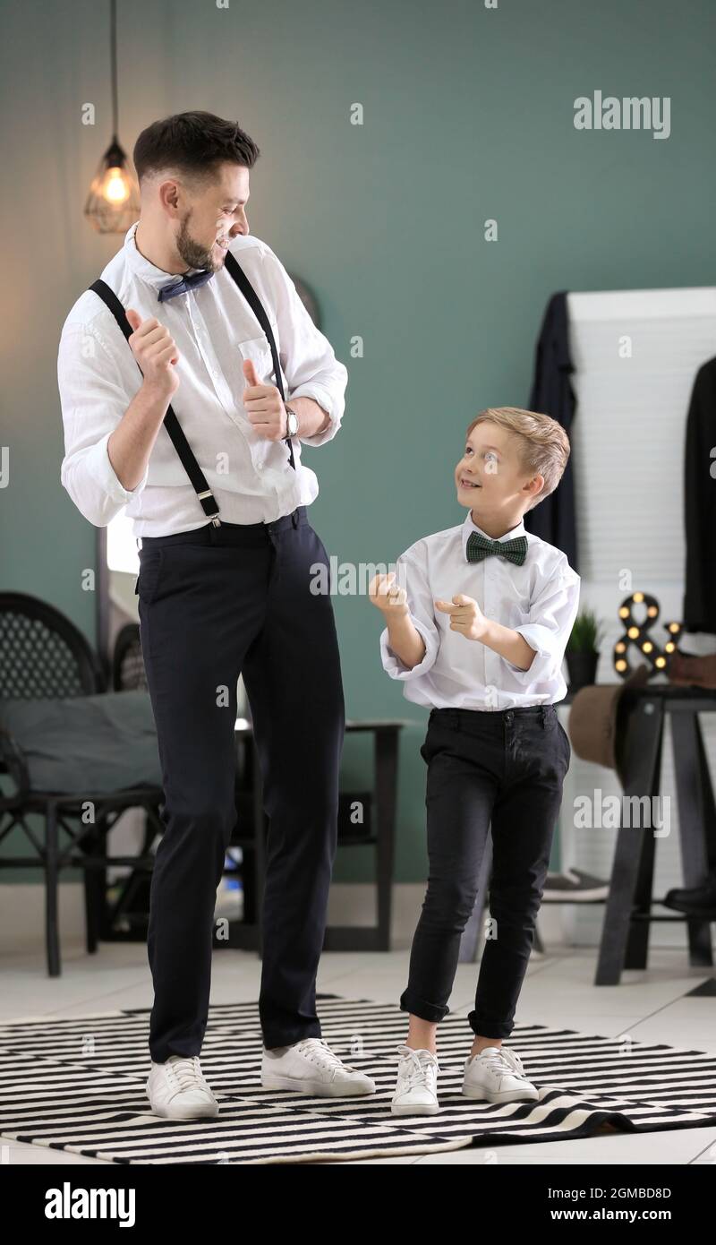 Padre e figlio in eleganti abiti in interni Foto stock Alamy