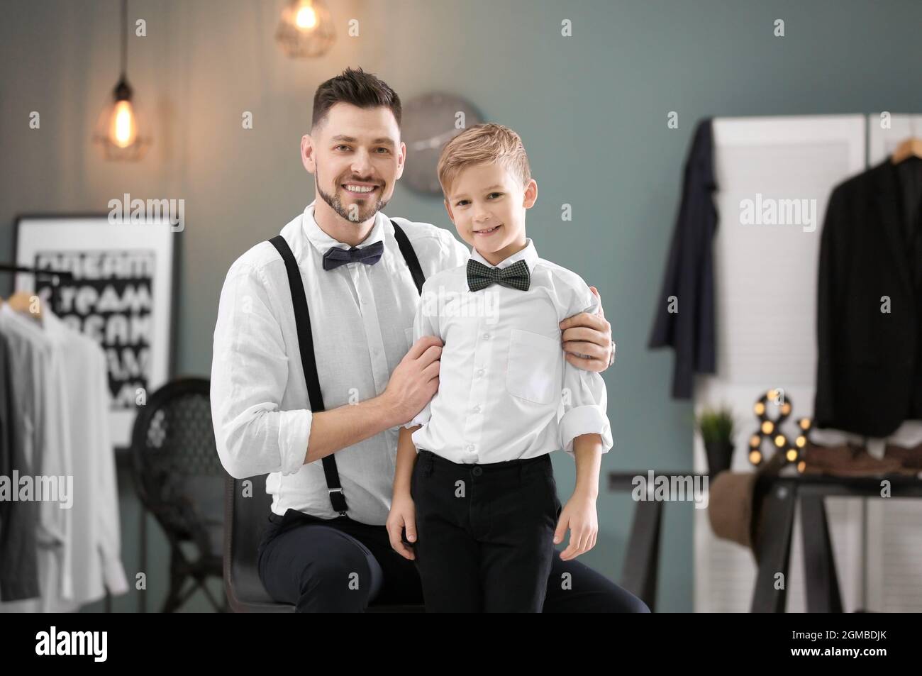Padre e figlio in eleganti abiti, in interni Foto stock - Alamy