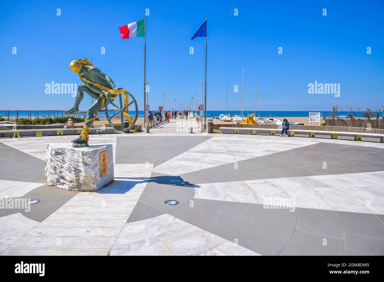 Piazza rotonda sul mare con scultura in bronzo di spiaggia di timoniere e molo sul mare con passeggiata, Forte dei Marmi, Versilia, Toscana, Italia Europa f Foto Stock
