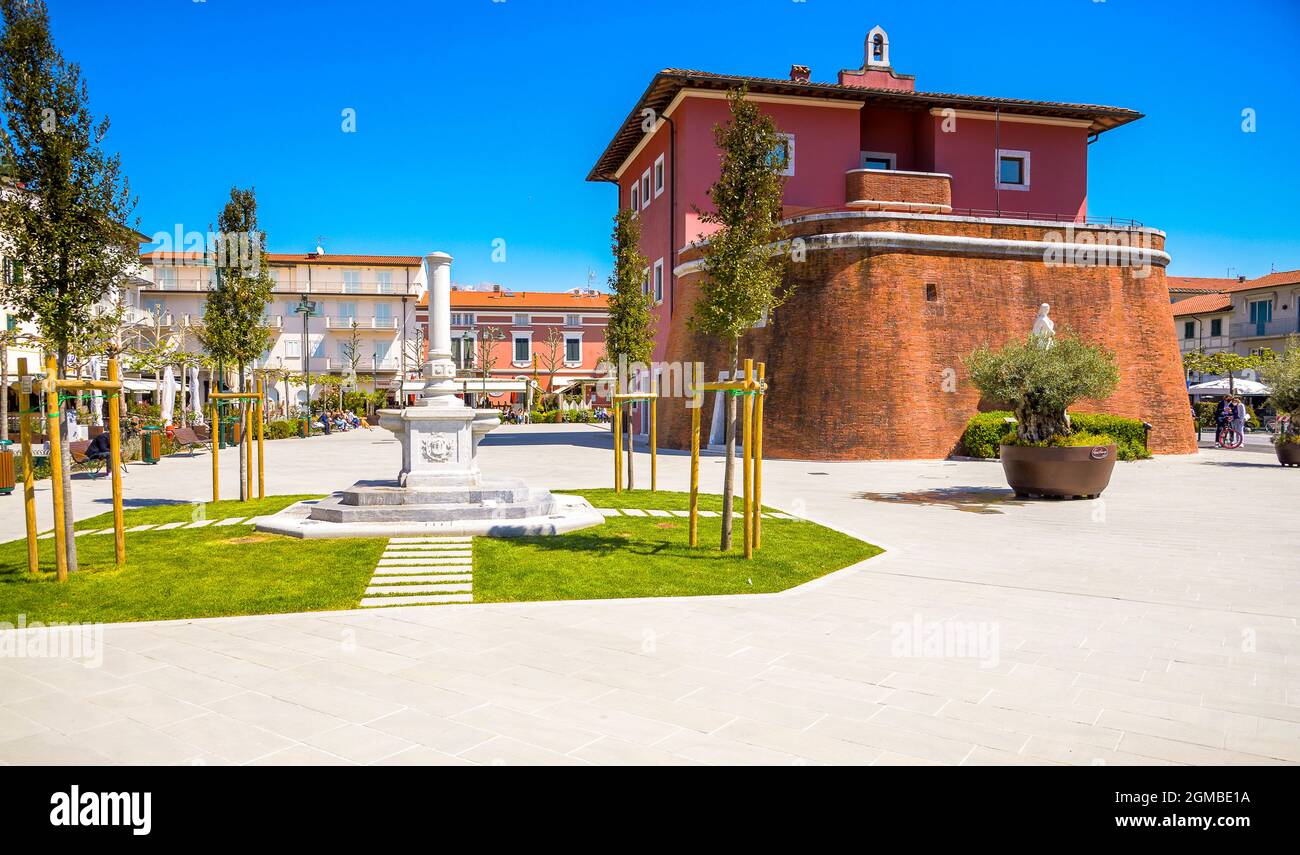 Piazza con forte chiamato Fortino e fontana in marmo a Forte dei Marmi in Versilia, Toscana, Italia Foto Stock