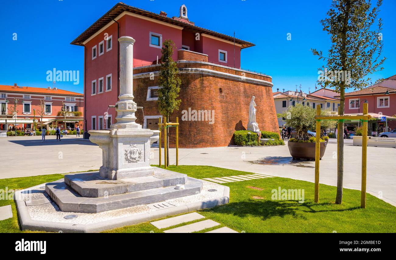 Piazza con forte chiamato Fortino e fontana in marmo a Forte dei Marmi in Versilia, Toscana, Italia Foto Stock