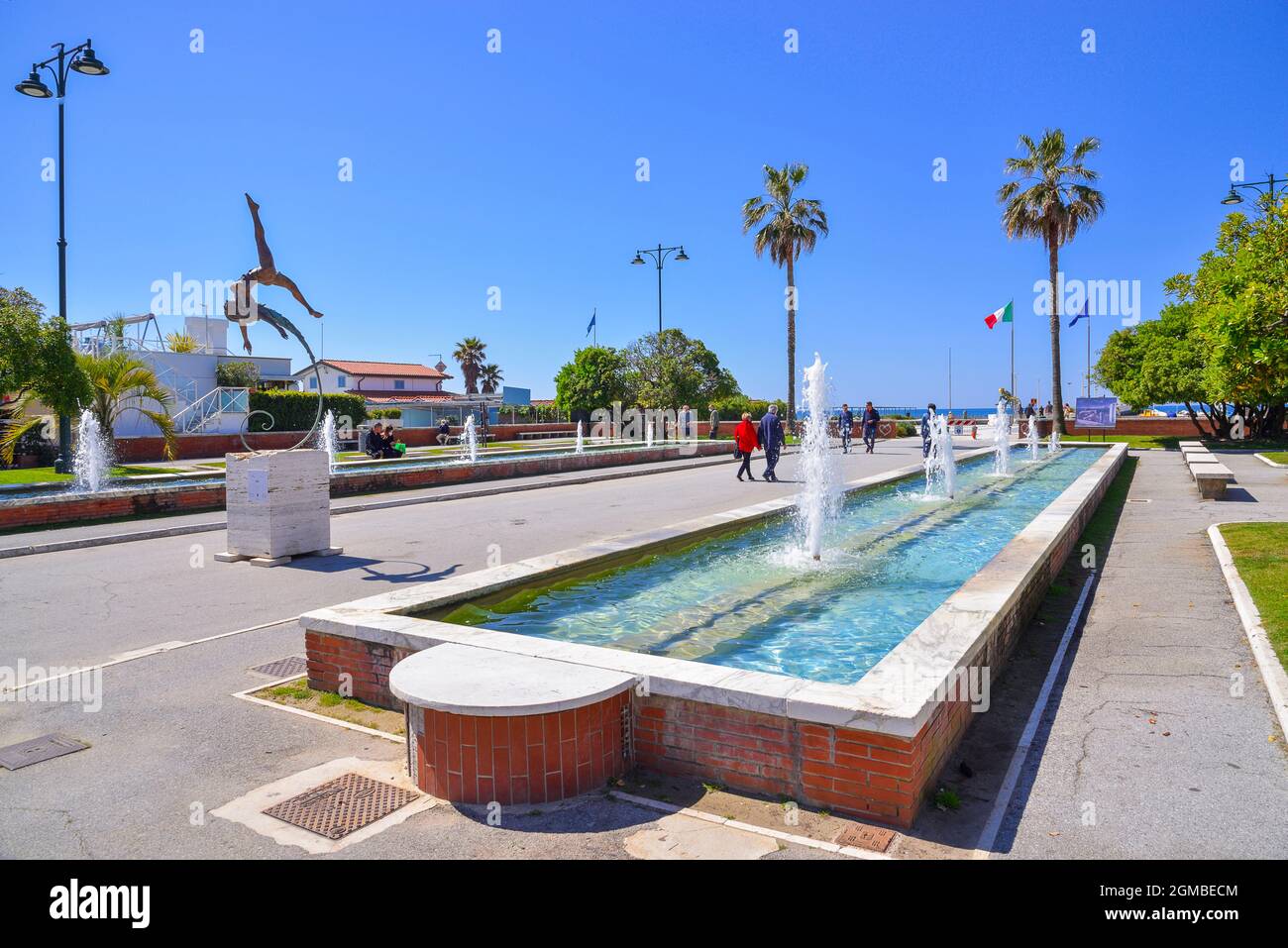 Piazza con fontane e sculture in bronzo di accesso alla spiaggia e molo con passeggiata a Forte dei Marmi in Versilia, Toscana, Italia Foto Stock