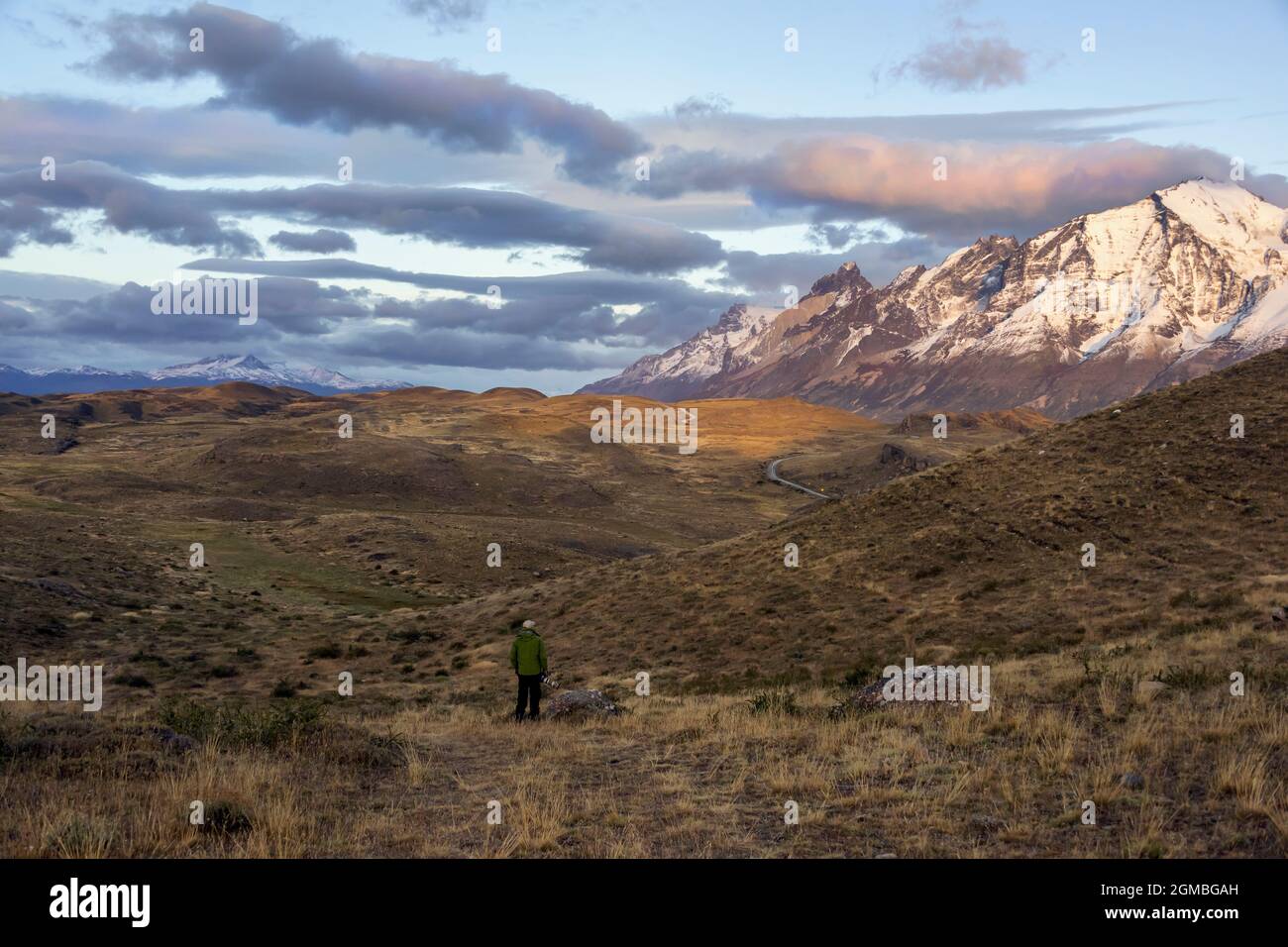 Dawn si affaccia sulle Torres del Paine, Patagonia Foto Stock