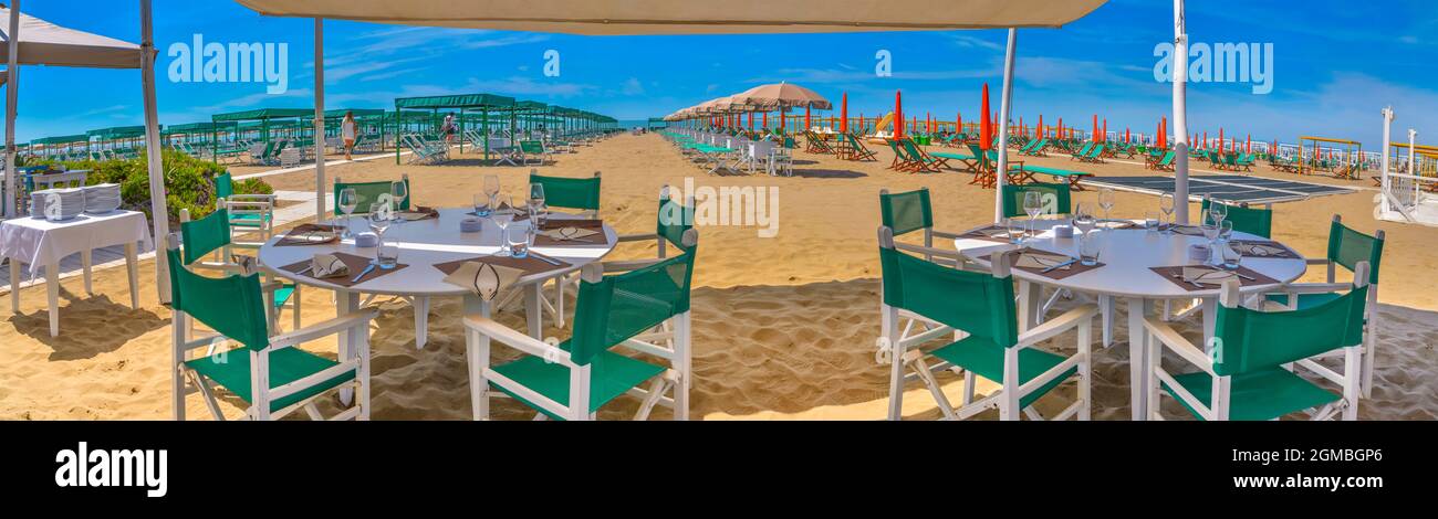 Ristorante sulla spiaggia, tavoli set sono pronti sulla spiaggia di sabbia, establishment balneari, cibo, spensierato, mare, Forte dei Marmi Versilia Toscana Italia Foto Stock