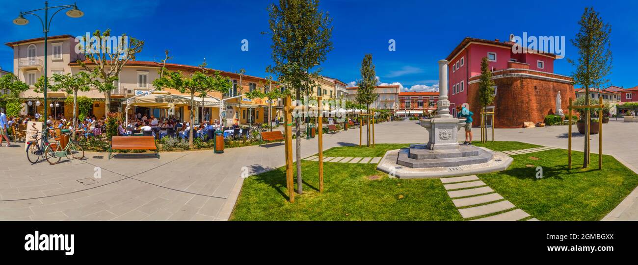 Piazza Garibaldi con forte chiamato Fortino e fontana in marmo a Forte dei Marmi in Versilia, Toscana, Italia Foto Stock