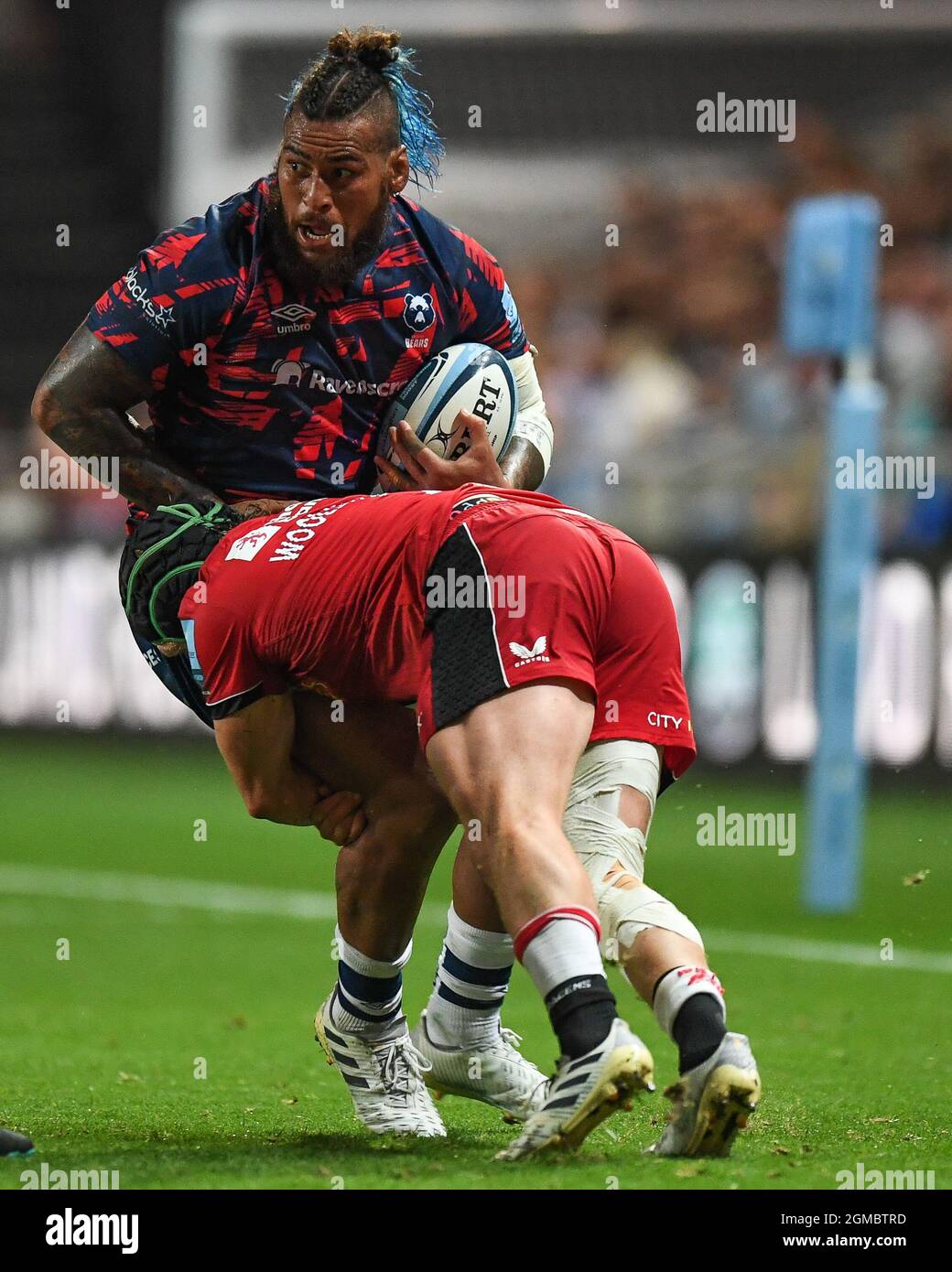 Nathan Hughes degli orsi di Bristol, affrontato da Tom Woolstencroft di Saracens Foto Stock