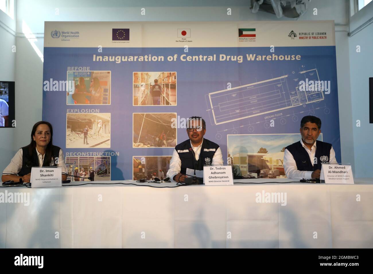 Beirut, Libano. 17 settembre 2021. Direttore generale dell'Organizzazione Mondiale della Sanità (OMS) Tedros Adhanom Ghebreyesus (C) partecipa a una conferenza stampa presso il magazzino centrale della droga di Beirut, Libano, il 17 settembre 2021. Tedros Adhanom Ghebreyesus ha detto venerdì che L'OMS invierà un team di esperti per aiutare il Libano a identificare i problemi nel suo settore sanitario e a elaborare un piano strategico per le riforme. Credit: Bilal Jawich/Xinhua/Alamy Live News Foto Stock