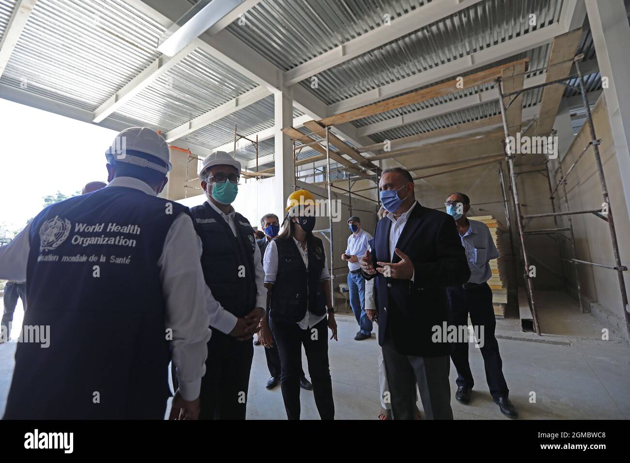 Beirut, Libano. 17 settembre 2021. Il Direttore Generale dell'Organizzazione Mondiale della Sanità (OMS) Tedros Adhanom Ghebreyesus (II L) visita il nuovo magazzino di droga a Beirut, Libano, il 17 settembre 2021. Tedros Adhanom Ghebreyesus ha detto venerdì che L'OMS invierà un team di esperti per aiutare il Libano a identificare i problemi nel suo settore sanitario e a elaborare un piano strategico per le riforme. Credit: Bilal Jawich/Xinhua/Alamy Live News Foto Stock