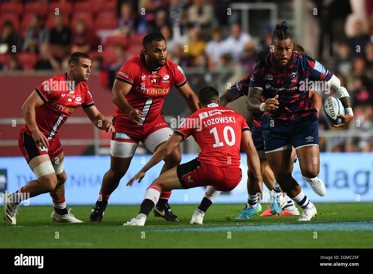 Nathan Hughes degli orsi di Bristol, prende su Un Lozowski di Saracens Foto Stock
