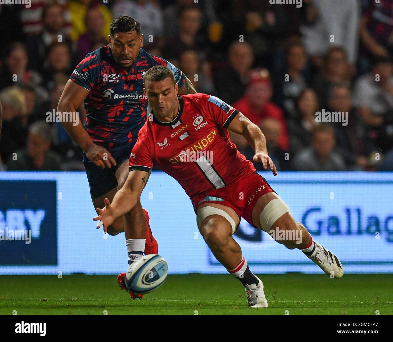 Ben conte di Saracens sotto pressione di Charles Piutau di Bristol Bears, Foto Stock