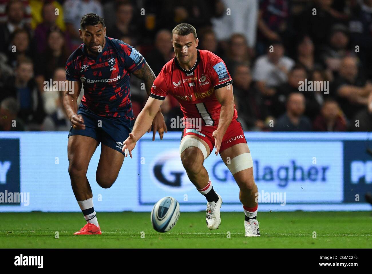 Bristol, Regno Unito. 17 settembre 2021. Ben conte di Saracens sotto pressione di Charles Piutau di Bristol Bears, a Bristol, Regno Unito il 9/17/2021. (Foto di Mike Jones/News Images/Sipa USA) Credit: Sipa USA/Alamy Live News Foto Stock