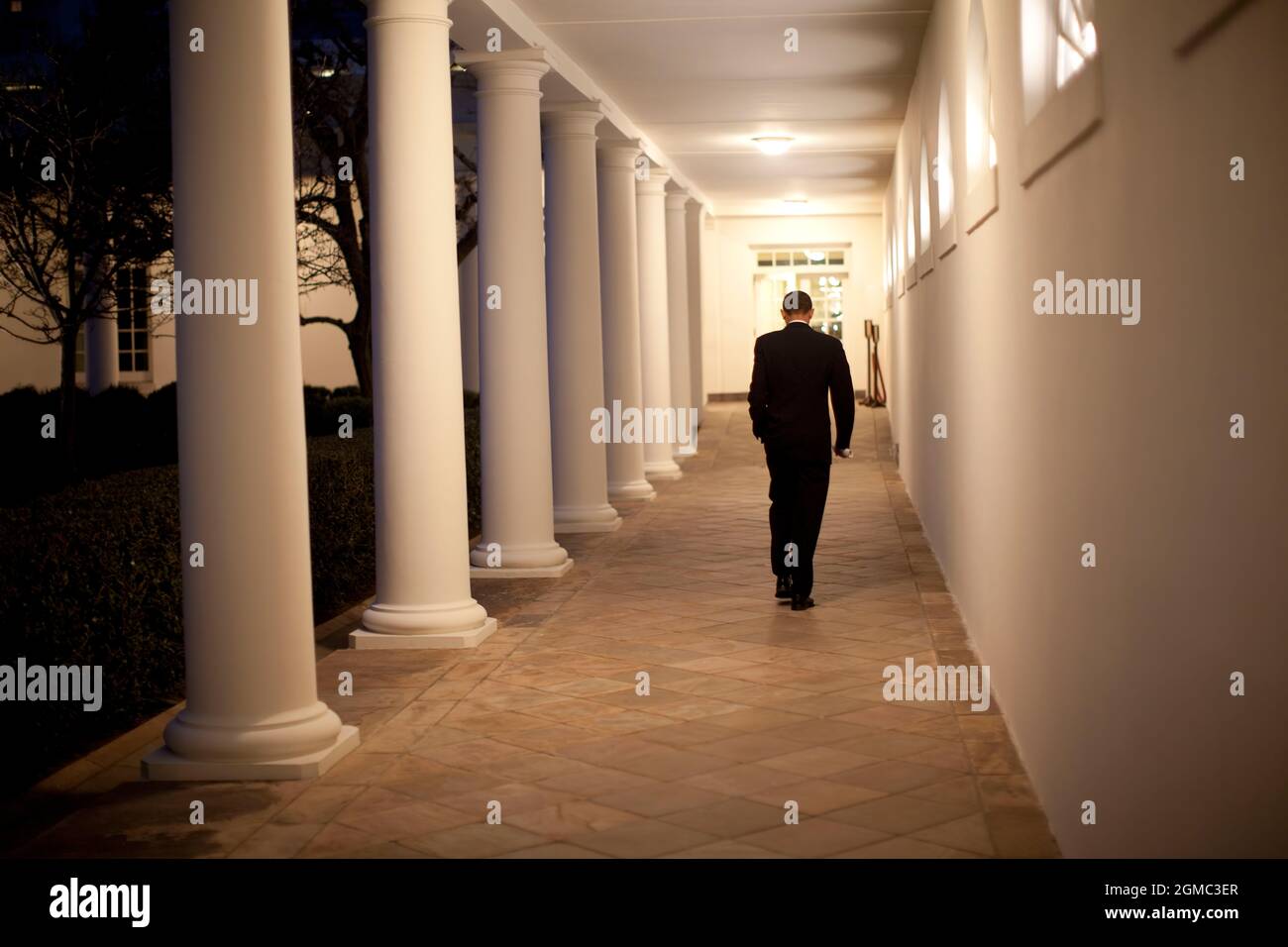 26 febbraio, 2009'il presidente cammina da solo lungo la Casa Bianca Colonnade fino all'Ufficio ovale tardi una notte. Dice alla gente che gli piace avere il suo "ufficio domestico" così vicino a dove vive." (Foto ufficiale della Casa Bianca di Pete Souza) questa fotografia ufficiale della Casa Bianca è resa disponibile solo per la pubblicazione da parte delle organizzazioni di notizie e/o per uso personale per la stampa dal soggetto(i) della fotografia. La fotografia non può essere manipolata in alcun modo e non può essere utilizzata in materiali commerciali o politici, pubblicità, e-mail, prodotti, promozioni che in alcun modo suggerisce l'approvazione o it Foto Stock