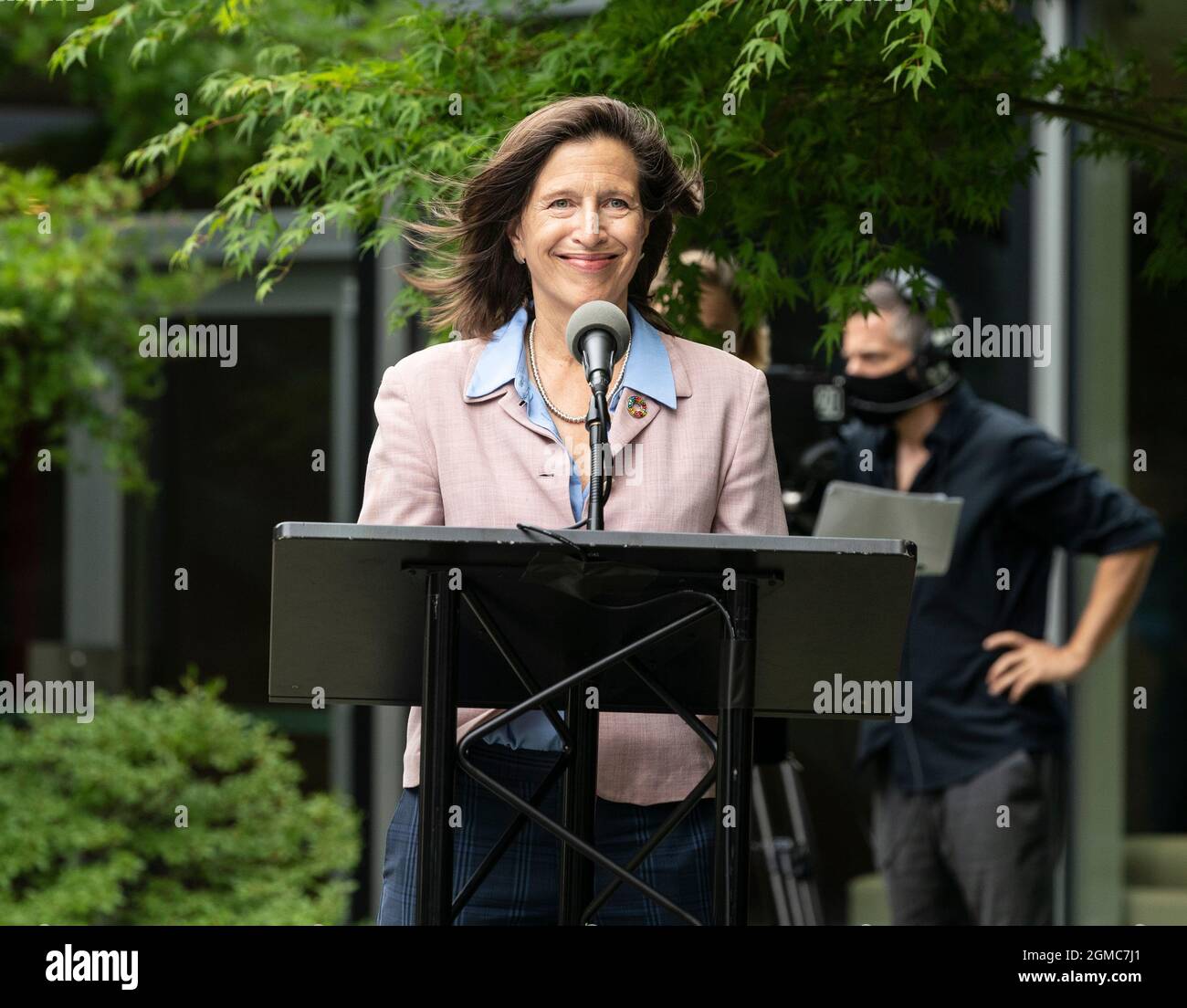 New York, NY - 17 settembre 2021: Il Sottosegretario Generale delle Comunicazioni globali Melissa Fleming parla durante la cerimonia della campana della Pace delle Nazioni Unite nel Giardino Giapponese della sede delle Nazioni Unite Foto Stock