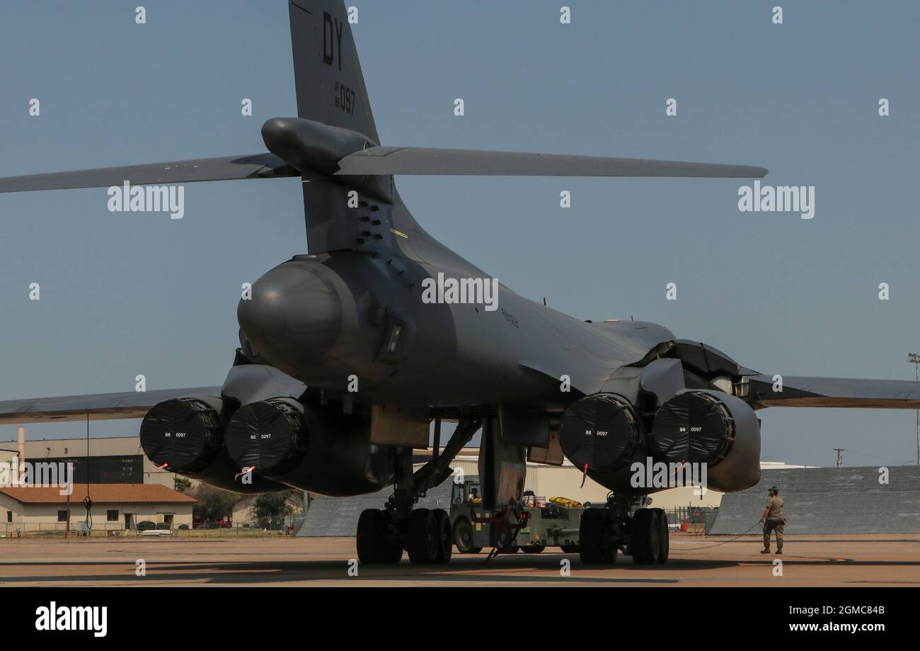 Gli Airmen trainano un B-1B Lancer Aircraft durante un esercizio di Copper Ring presso la Dyess Air Force base, Texas, 13 settembre 2021. In conformità con la strategia di difesa nazionale per avere una forza altamente addestrata, pronta e ben organizzata, i membri del Team Dyess hanno testato le loro capacità durante il Copper Ring per garantire che possano rapidamente dispiegarsi ovunque, in tutti i settori per difendere i suoi interessi e per aiutare a difendere gli interessi di alleati e partner. (STATI UNITI Air Force foto di staff Sgt. David Owsianka) Foto Stock