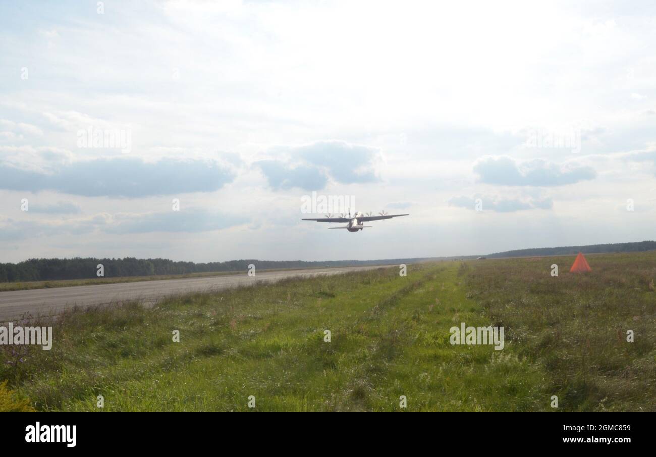 Un aereo della forza aerea statunitense C-130J Super Hercules della Ramstein Air base, Germania, parte da una pista abbandonata vicino a Biala Podlaska, Polonia, durante la rotazione di distacco dell'aviazione 21.4, 15 settembre 2021. Le rotazioni di distacco dell'aviazione avvengono attraverso l'area di comando europea degli Stati Uniti di responsabilità. Gli aerei statunitensi e gli Airmen hanno partecipato a queste rotazioni dal 2012. Foto Stock