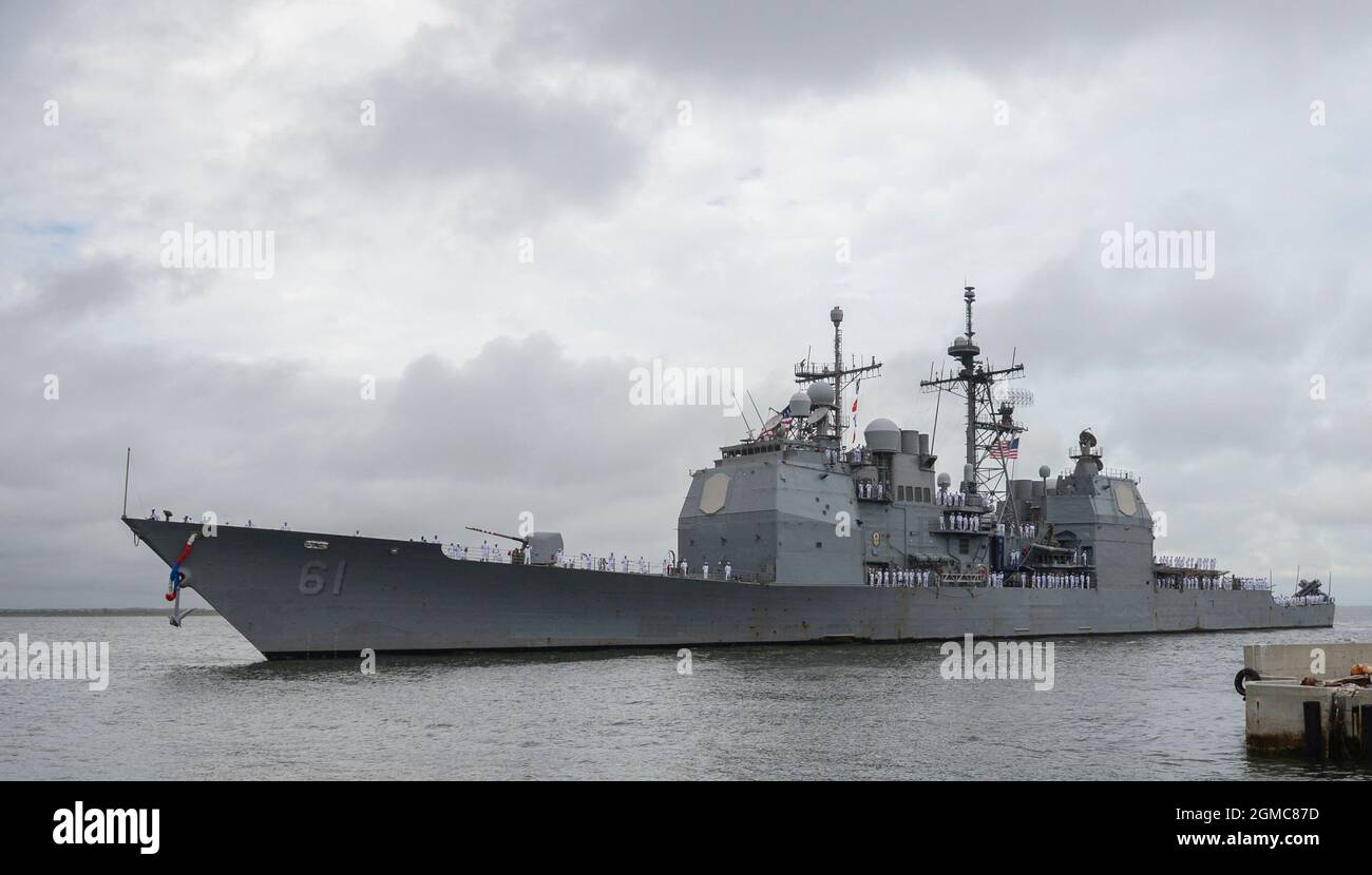 NORFOLK, Virginia (dal 17, 2021) – l'incrociatore missilistico guidato di classe Ticonderoga USS Monterey (CG 61) ritorna a homeport alla Stazione Navale di Norfolk dal 17 settembre, a seguito di un dispiegamento di nove mesi nelle aree operative della 5° e della 6° flotta USA. (STATI UNITI Foto Navy di Mass Communication Specialist terza classe Michael Hazlett) Foto Stock