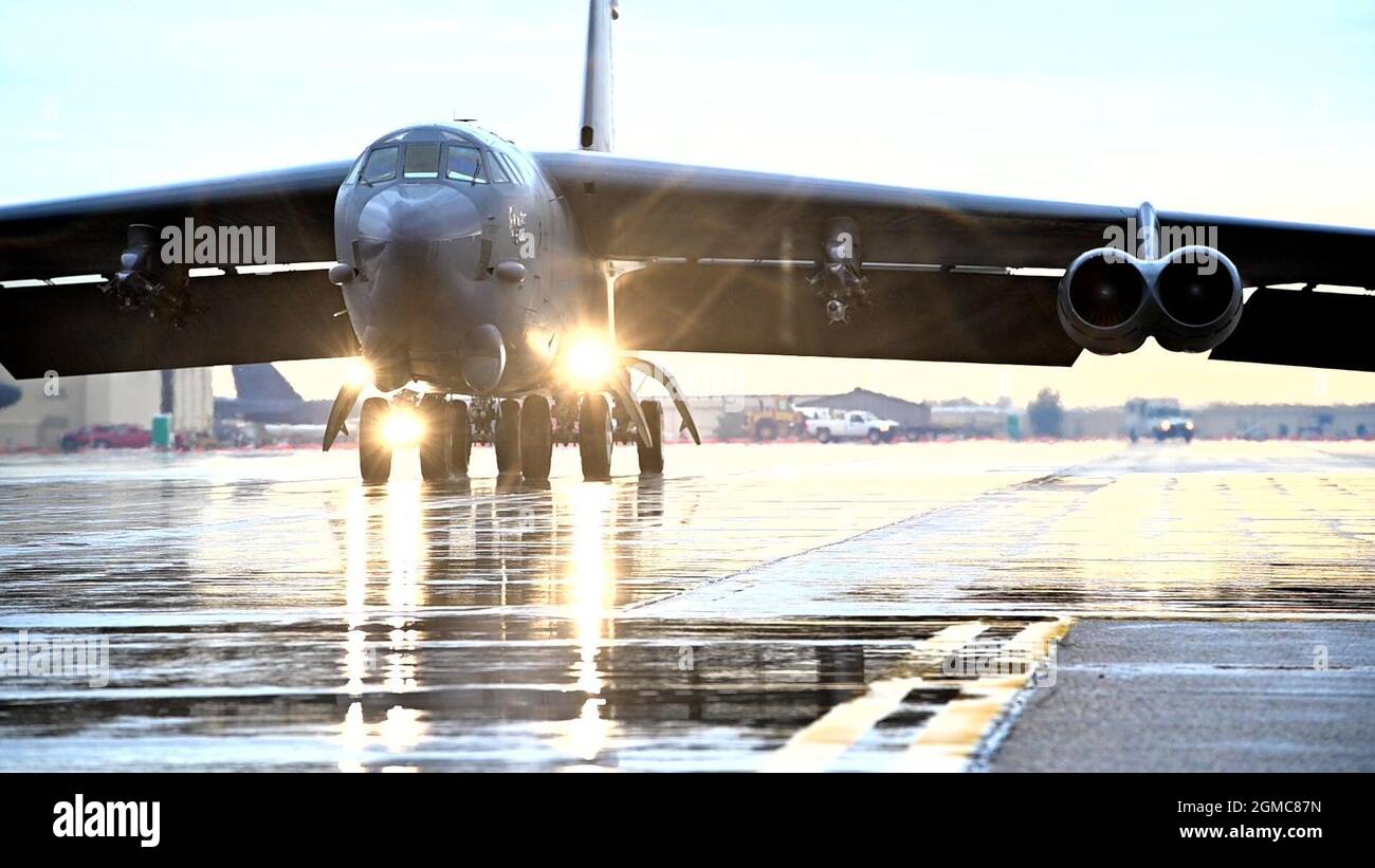 A B-52H Stratofortress taxi giù la pista alla base militare Minot Air Force base, N.D., 16 settembre 2021. Il bombardiere è in grado di volare ad alte velocità subsoniche ad altitudini fino a 50,000 piedi. (STATI UNITI Air Force foto di Airman 1st Class Zachary Wright) Foto Stock
