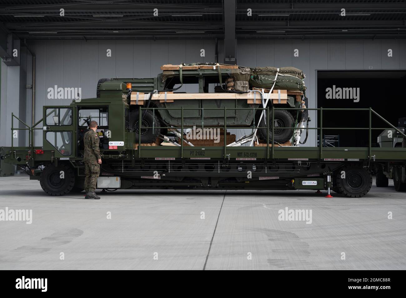 Un membro delle forze speciali polacche gestisce i comandi su un caricatore di carico di un aeromobile 60K durante la rotazione di distacco dell'aviazione 21.4 alla 33a base aerea, Podidz, Polonia, 14 settembre 2021. I carichi Humvee possono pesare almeno 14,000 libbre. (STATI UNITI Air Force foto di Senior Airman Taylor Slater) Foto Stock