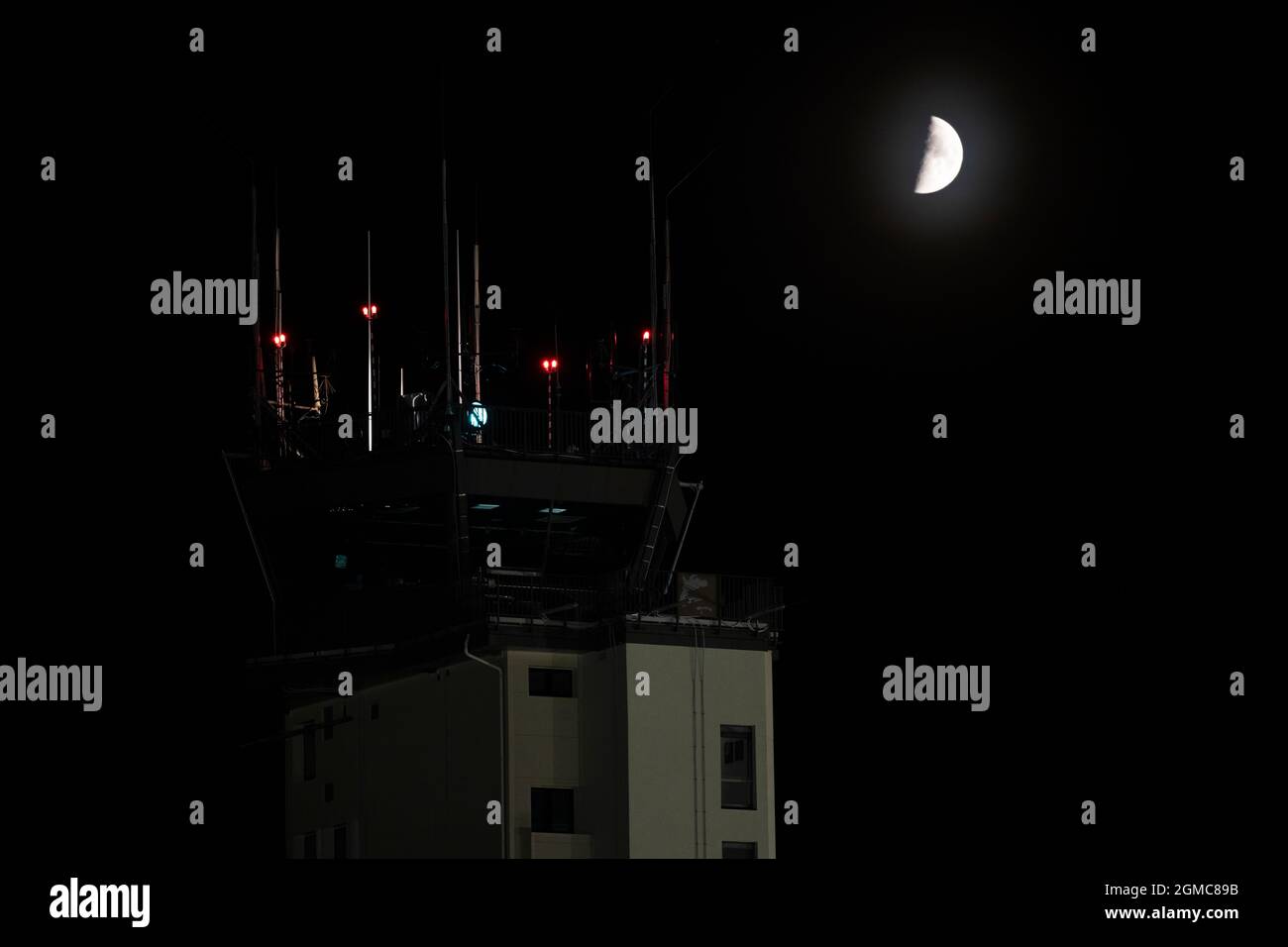 Il sole tramonta dietro i pod evacuati sulla flightline della base aerea di Ramstein, Germania, 13 settembre 2021. La base aerea di Ramstein si è trasformata nel principale centro di evacuazione del comando europeo degli Stati Uniti, supportando una delle più grandi e complesse operazioni umanitarie di sollevamento della storia. (STATI UNITI Air Force foto di Tech. SGT. Maeson L. Elleman) Foto Stock