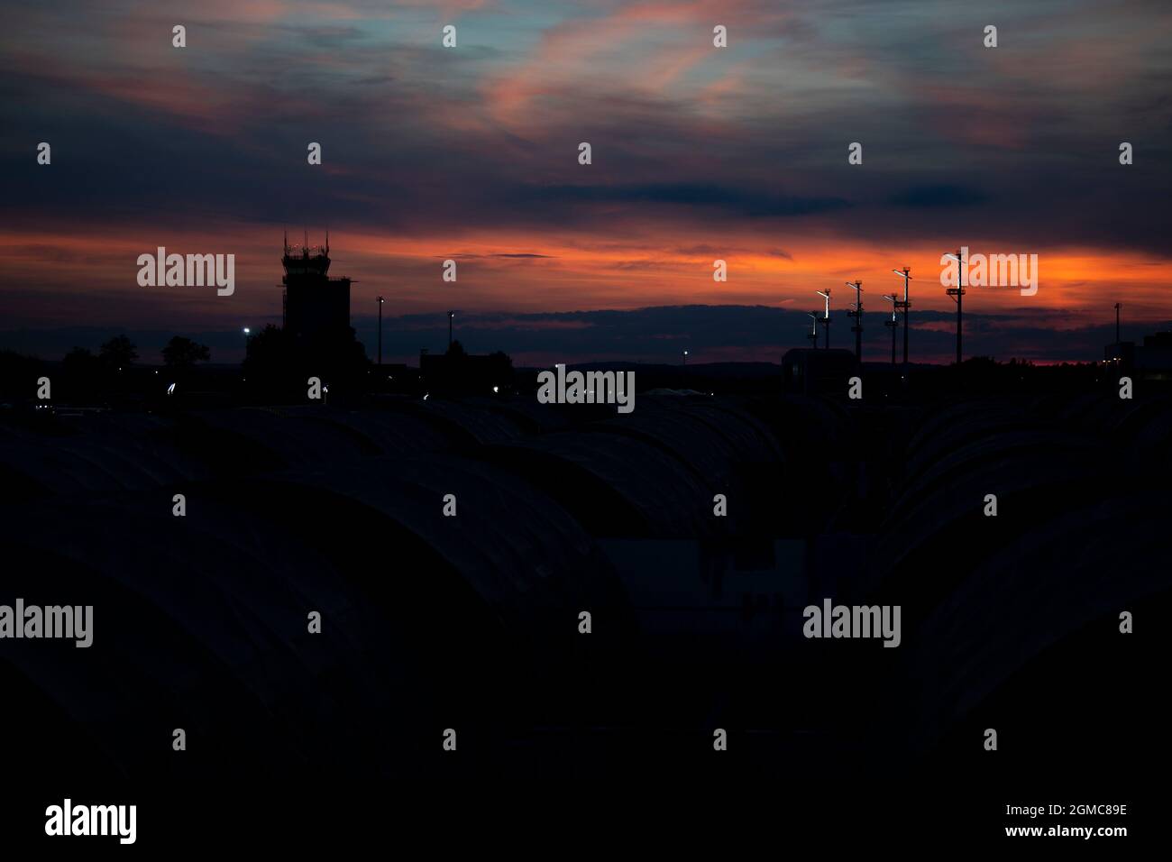 Il sole tramonta dietro i pod evacuati sulla flightline della base aerea di Ramstein, Germania, 13 settembre 2021. Ramstein fornisce alloggio temporaneo, cibo, acqua e servizi medici per gli evacuati mentre attendono il trasporto in altre località transitorie. (STATI UNITI Air Force foto di Tech. SGT. Maeson L. Elleman) Foto Stock