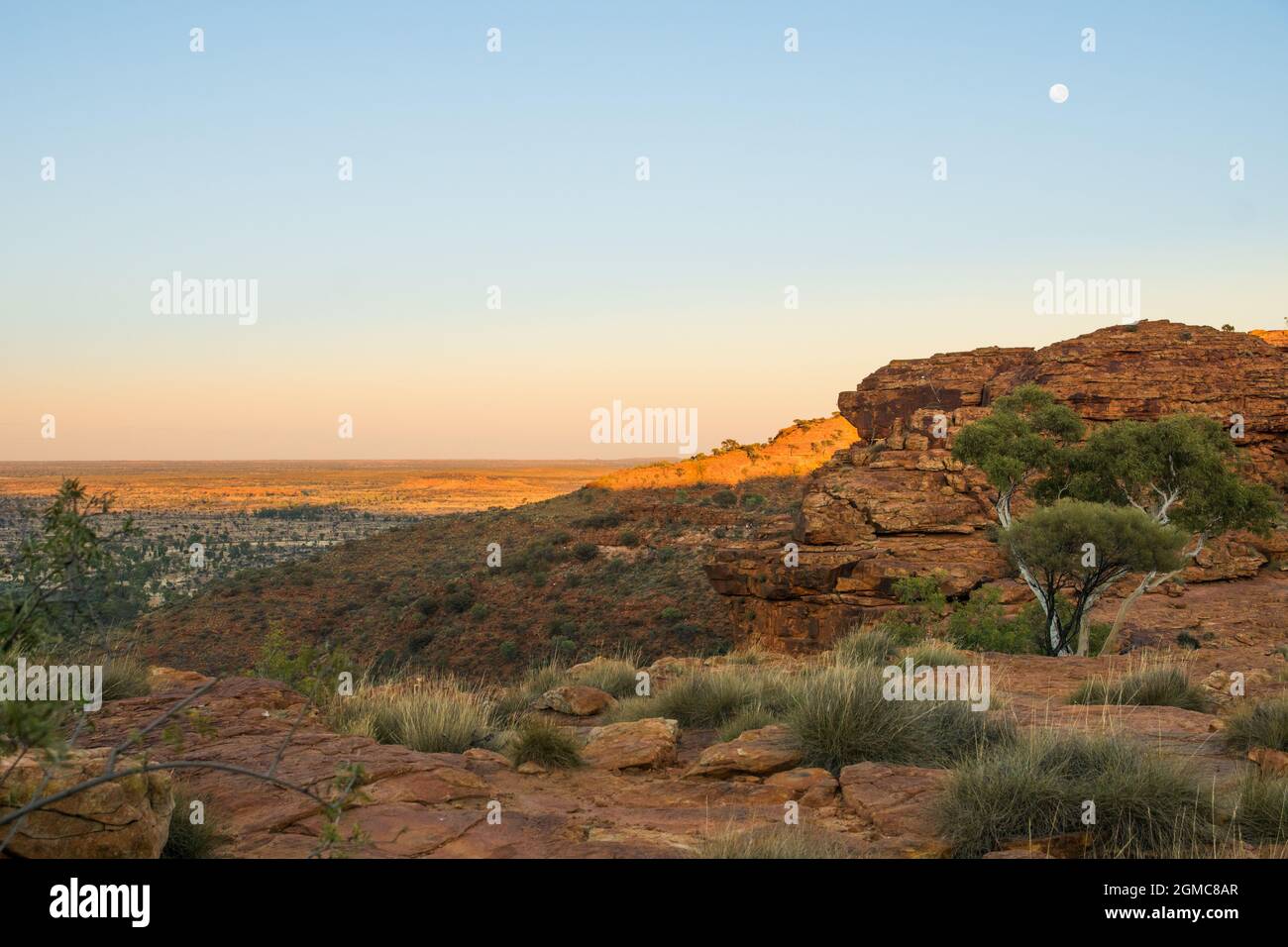 luna che sorge sulla formazione di arenaria nell'entroterra australiano, alba Foto Stock