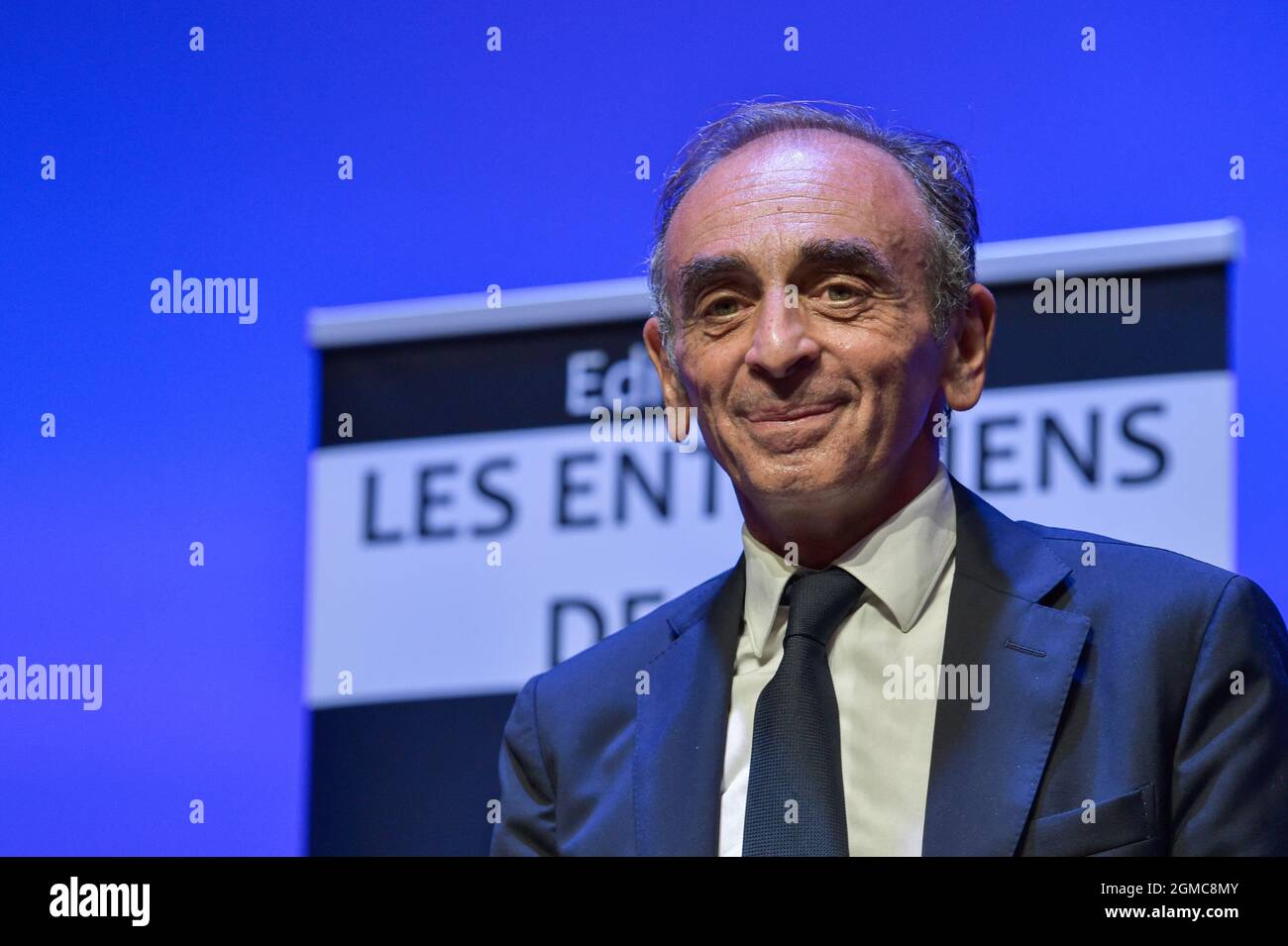 Toulon, Francia. 17 settembre 2021. Eric Zemmour ha visto alla presentazione del suo nuovo libro 'la France n'a pas dit son dernier mot' a Tolone. Il polemicista francese di estrema destra e giornalista politico Éric Justin Léon Zemmour (Eric Zemmour) A Tolone si sono radunate circa 1000 persone per la presentazione del suo nuovo libro "la France n'a pas dit son dernier mot". Eric Zemmour non è ufficialmente dichiarato candidato per le elezioni presidenziali francesi del 2022, tuttavia questo tour sembra fortemente l'inizio di una campagna elettorale. Credit: SOPA Images Limited/Alamy Live News Foto Stock