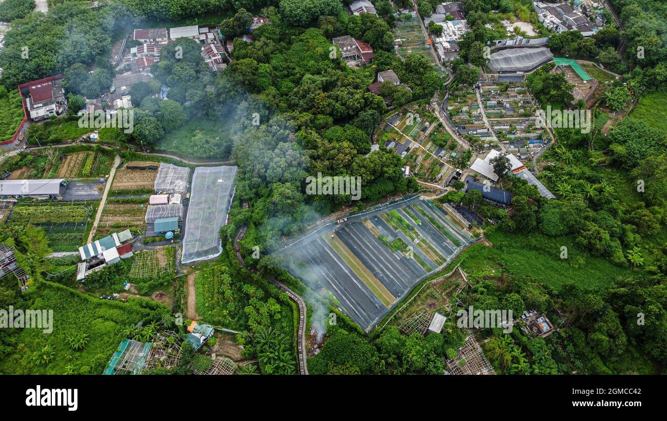 Hong Kong, Cina. 17 settembre 2021. (NOTA DEL REDATTORE: Immagine presa con un drone)veduta aerea di terreno agricolo condiviso e legno ardente, durante lo sfratto. Più di una dozzina di dipendenti dell'amministrazione fondiaria, appaltatori e operai delle costruzioni arrivarono al villaggio di ma Shi po per recuperare la terra dall'ultima casa rimasta. Gli agricoltori locali si sono trovati di fronte a un imminente sfratto fin dai primi anni 2000. Credit: SOPA Images Limited/Alamy Live News Foto Stock