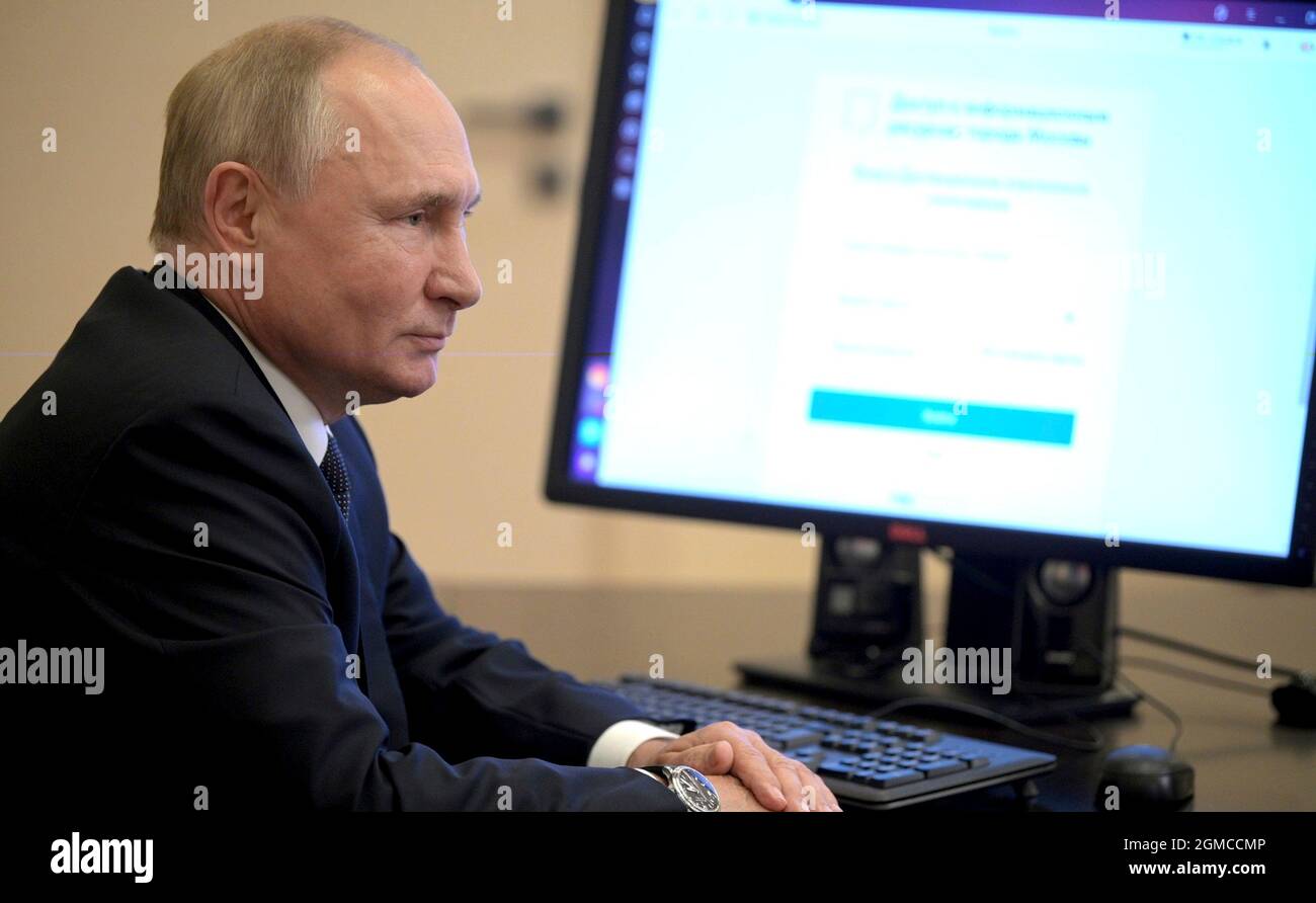 Novo-Ogaryovo, Russia. 17 settembre 2021. Il presidente russo Vladimir Putin usa il voto online per lanciare il suo voto alle elezioni parlamentari russe dalla sua casa nella residenza di Stato di Novo-Ogaryov il 17 settembre 2021 fuori Mosca, Russia. Credit: Alexei Druzhinin/Kremlin Pool/Alamy Live News Foto Stock