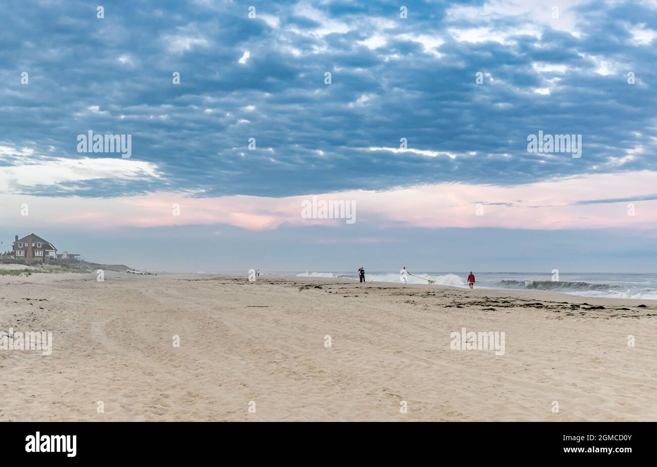 Tarda giornata in una serata estiva al Flying Point Beach, Water Mill, New York Foto Stock