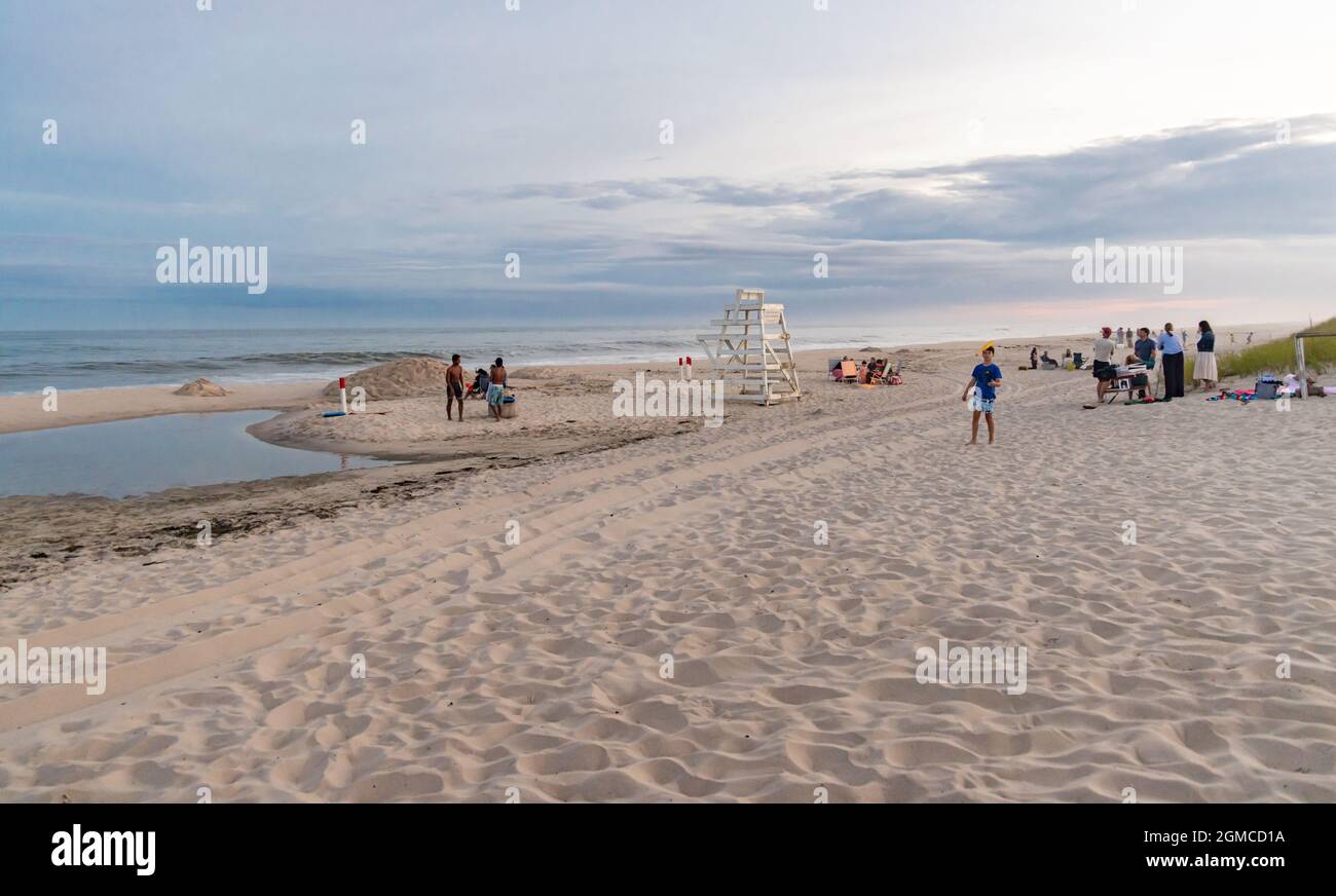 Tarda giornata in una serata estiva al Flying Point Beach, Water Mill, New York Foto Stock