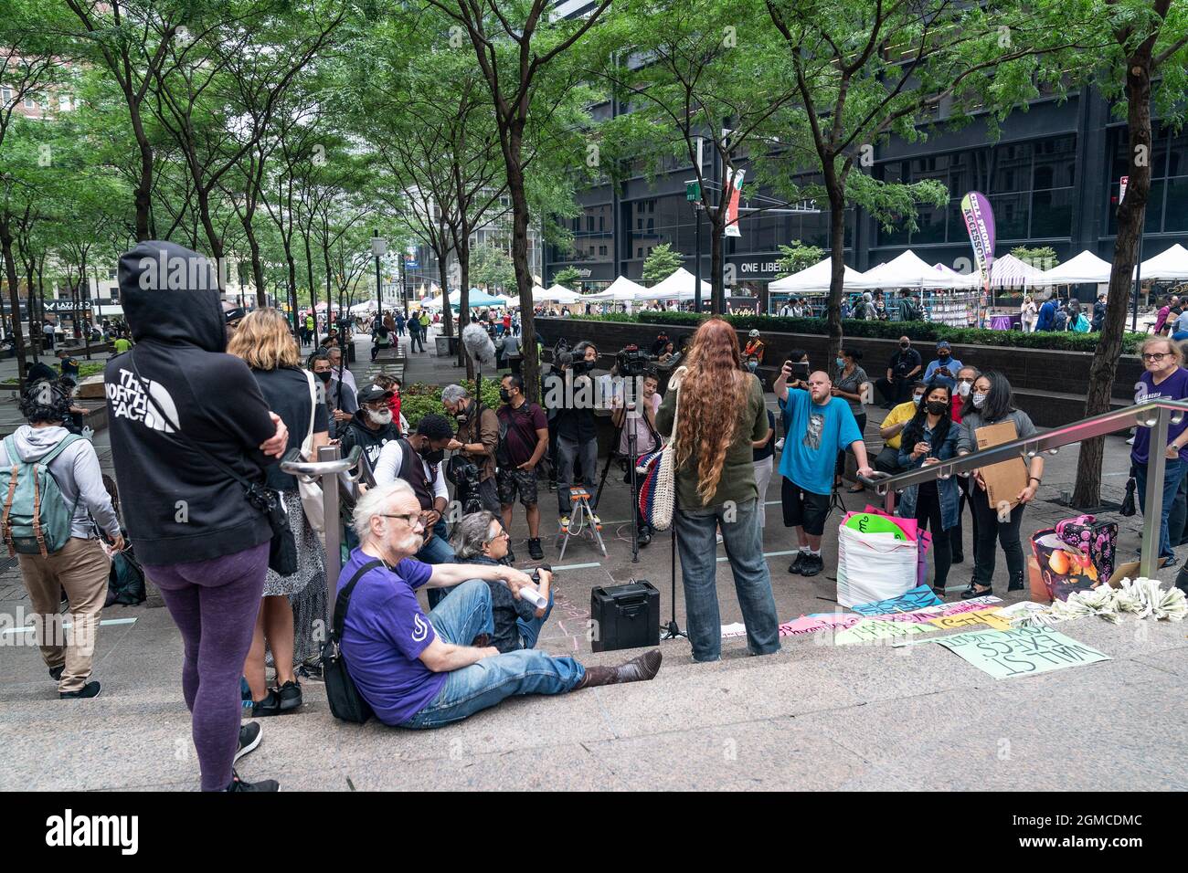 New York, Stati Uniti. 17 settembre 2021. Poche persone unite dal pubblico avvocato Jumaane Williams è venuto in famigerata località del parco Zuccotti per celebrare il 10 ° anniversario delle proteste Occupy Wall Street a New York il 17 settembre 2021. (Foto di Lev Radin/Sipa USA) Credit: Sipa USA/Alamy Live News Foto Stock