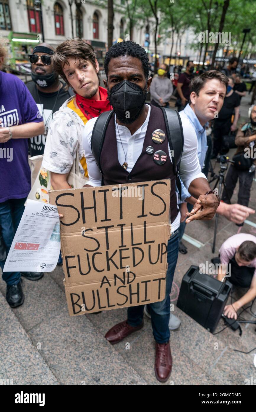 New York, Stati Uniti. 17 settembre 2021. Poche persone unite dal pubblico avvocato Jumaane Williams è venuto in famigerata località del parco Zuccotti per celebrare il 10 ° anniversario delle proteste Occupy Wall Street a New York il 17 settembre 2021. (Foto di Lev Radin/Sipa USA) Credit: Sipa USA/Alamy Live News Foto Stock