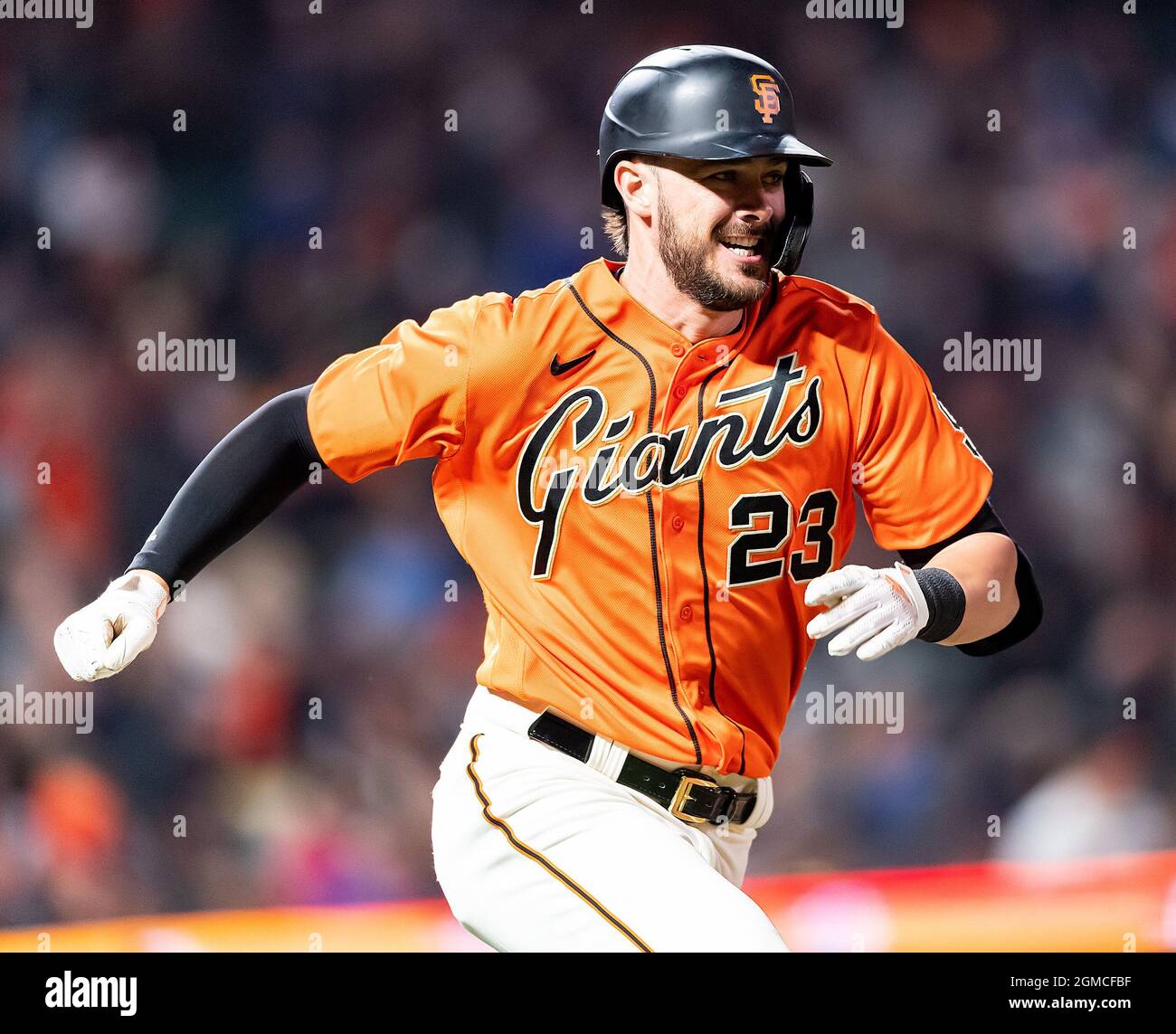 San Francisco, California, Stati Uniti. 17 settembre 2021. Il centrocampista dei San Francisco Giants Kris Bryant (23) rotola la prima base su un sesto doppio inning, durante una partita di baseball MLB tra gli Atlanta Braves e i San Francisco Giants all'Oracle Park di San Francisco, California. Valerie Shoaps/CSM/Alamy Live News Foto Stock