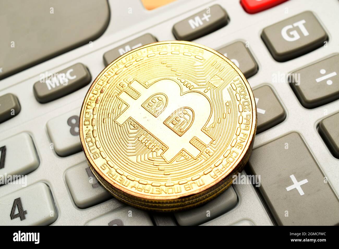 Primo piano immagine del bitcoin criptovaluta su calcolatrice, concetto bitcoin Foto Stock